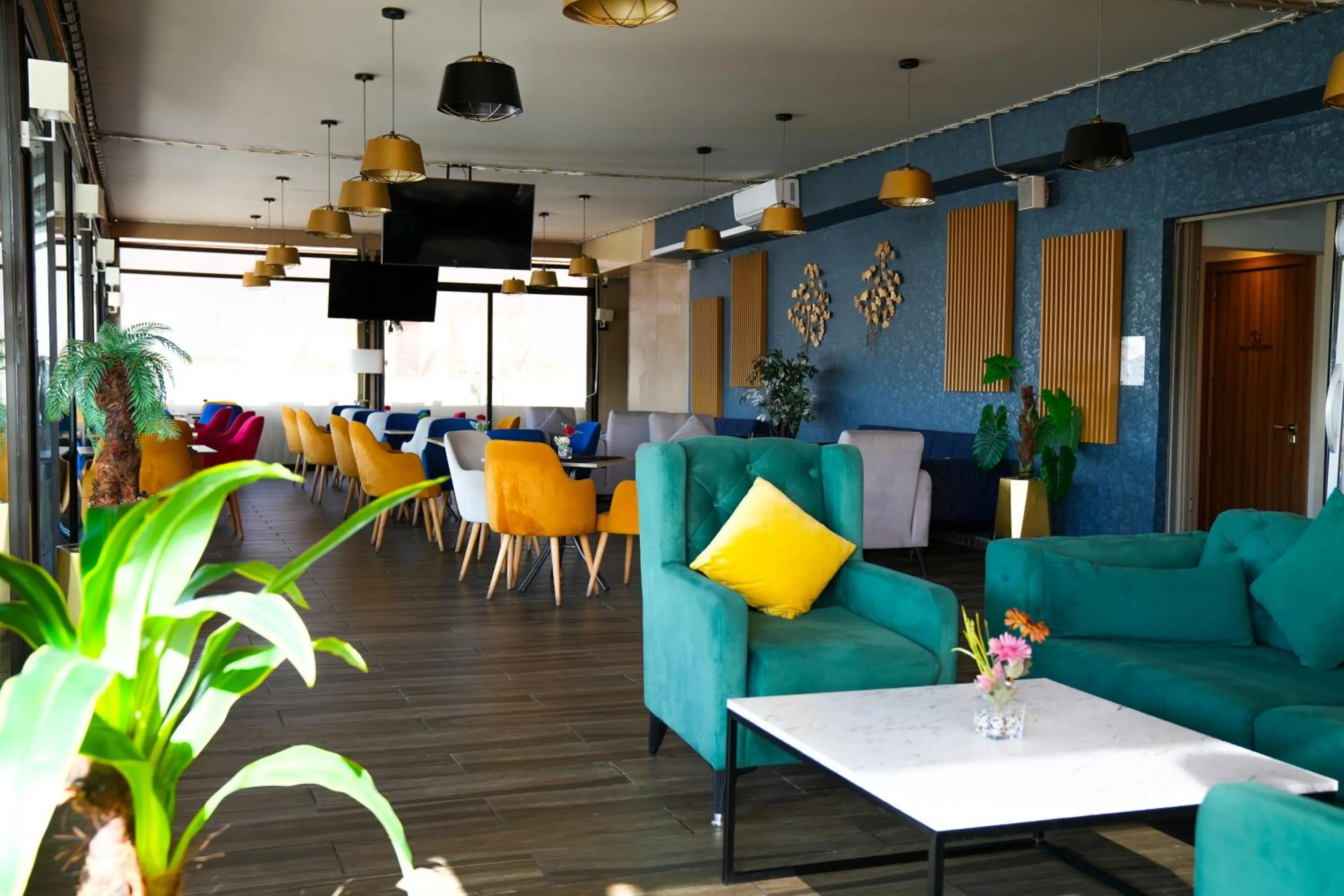 Restaurant/places to eat in First Suites Hôtel