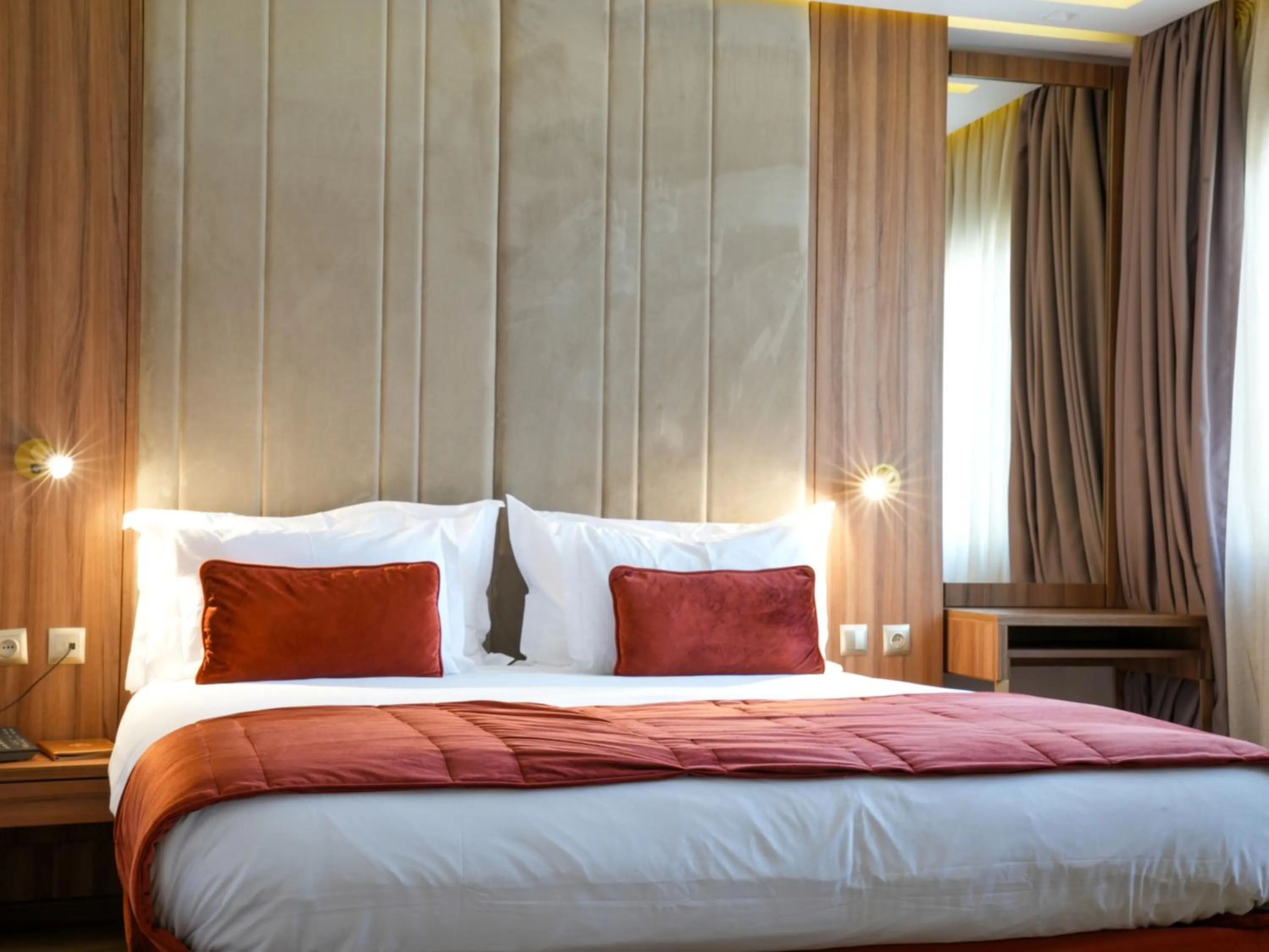 Bed in First Suites Hôtel