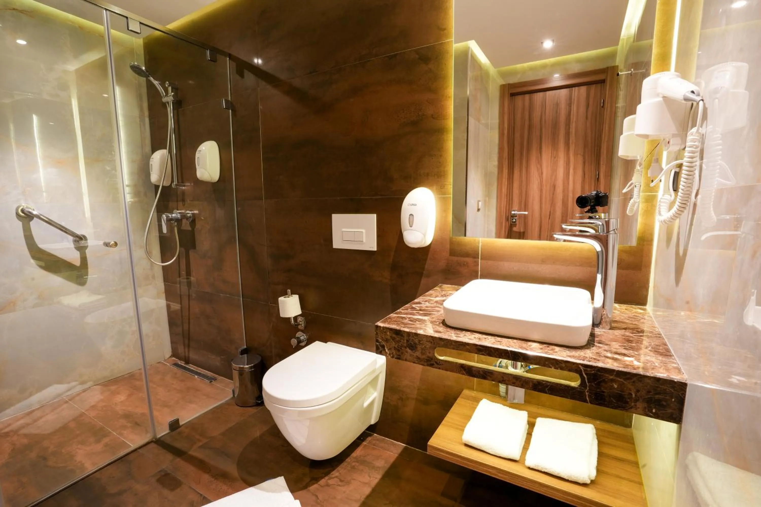 Toilet in First Suites Hôtel