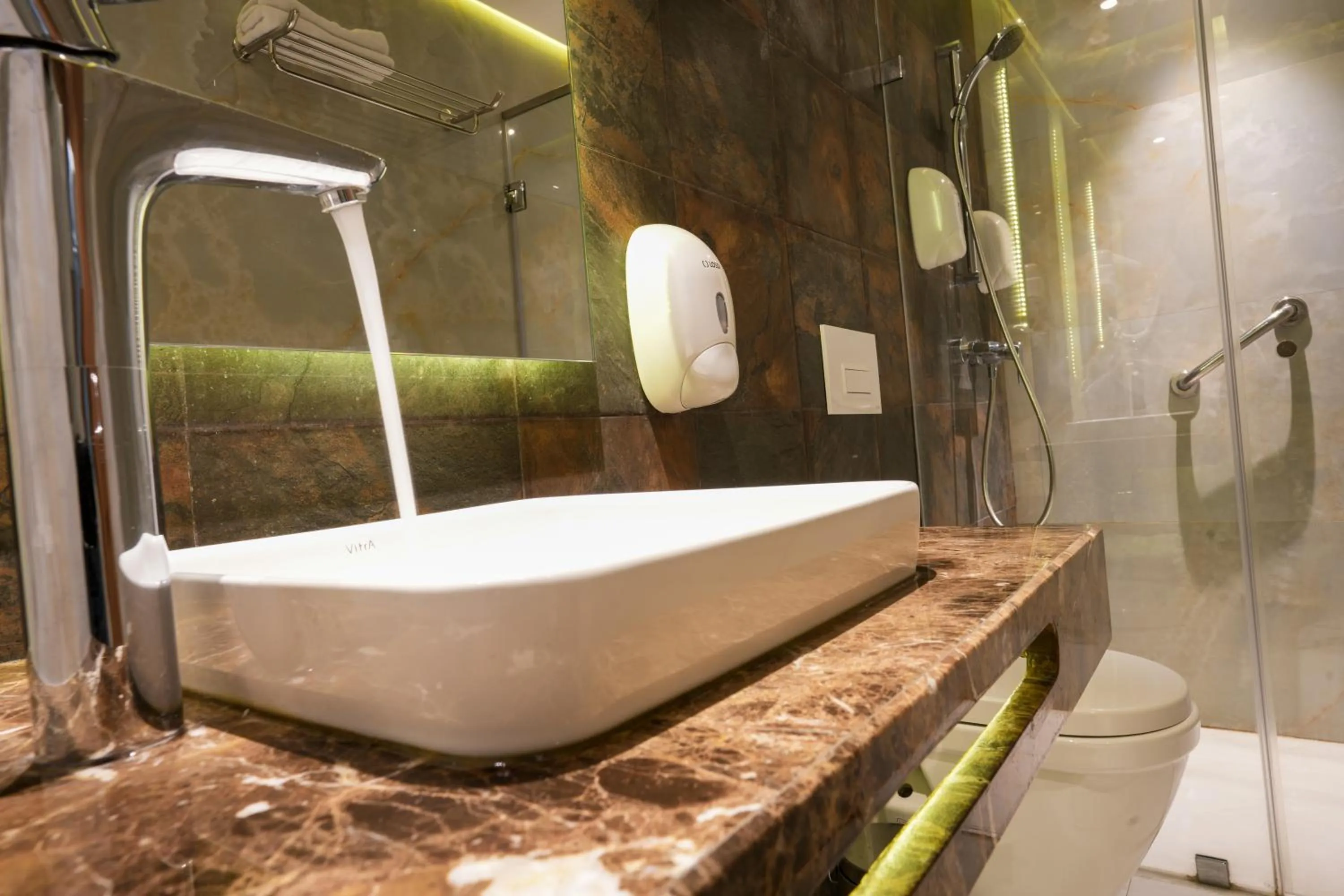 Toilet in First Suites Hôtel