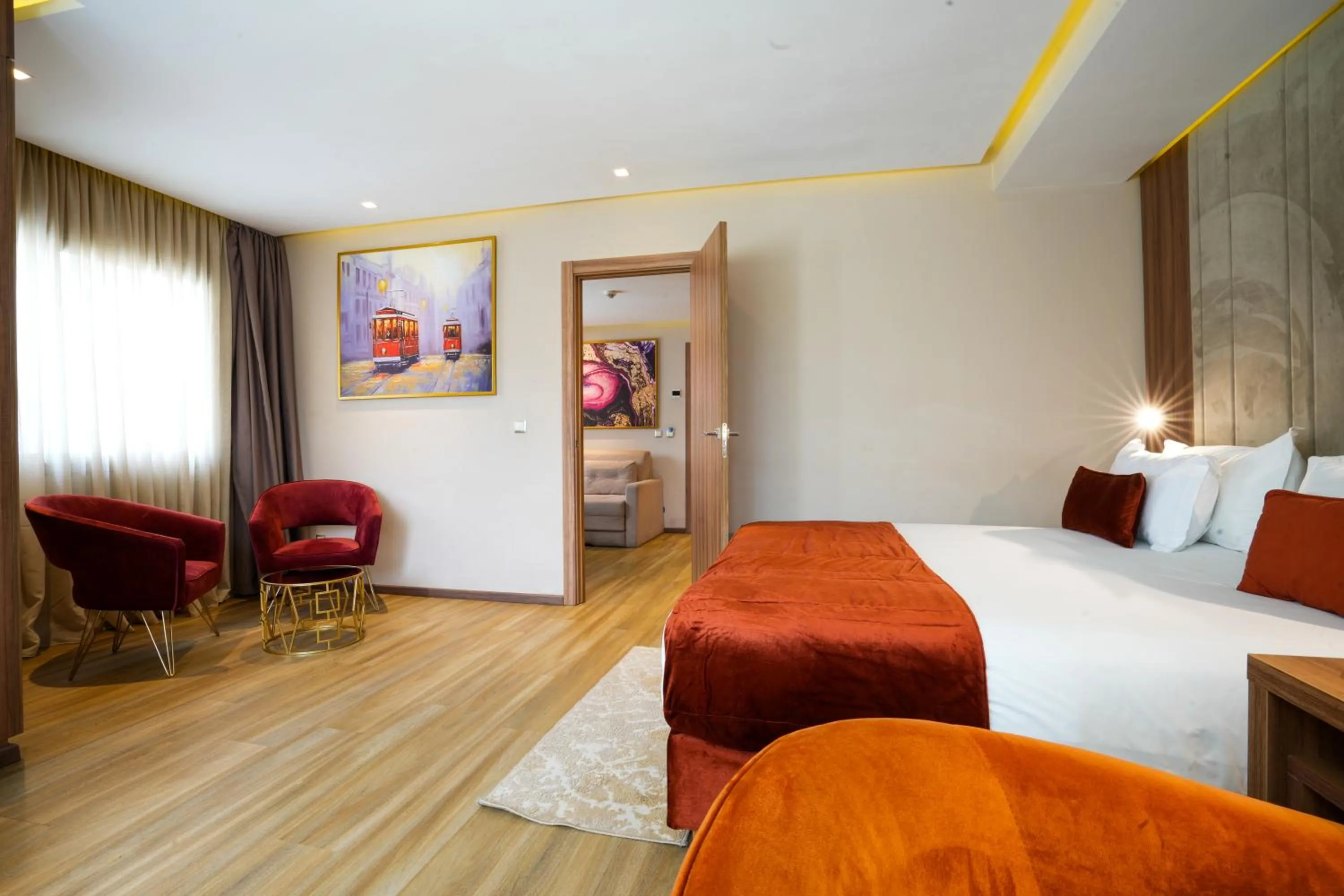 Living room, Bed in First Suites Hôtel