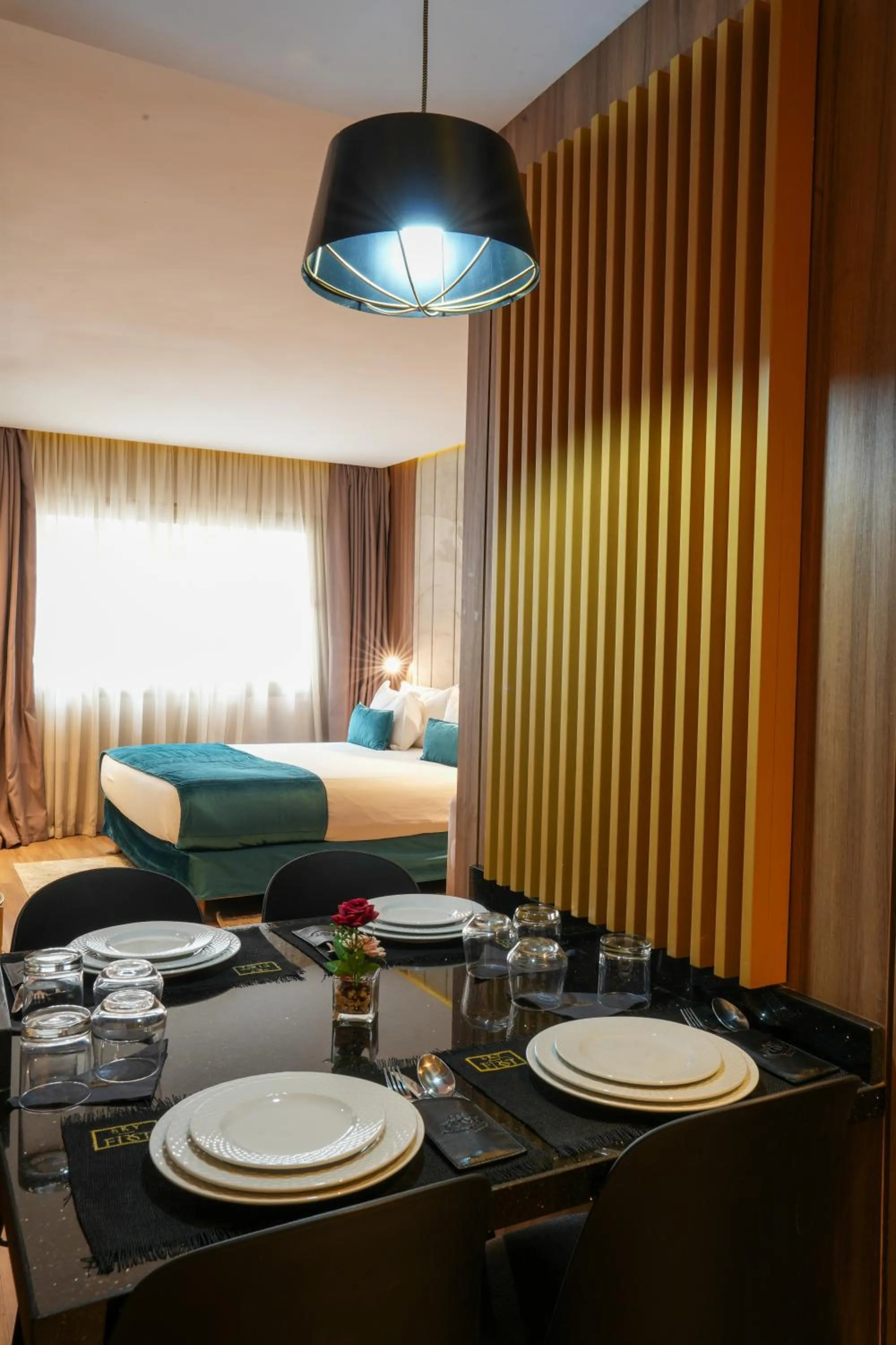 Living room, Bed in First Suites Hôtel