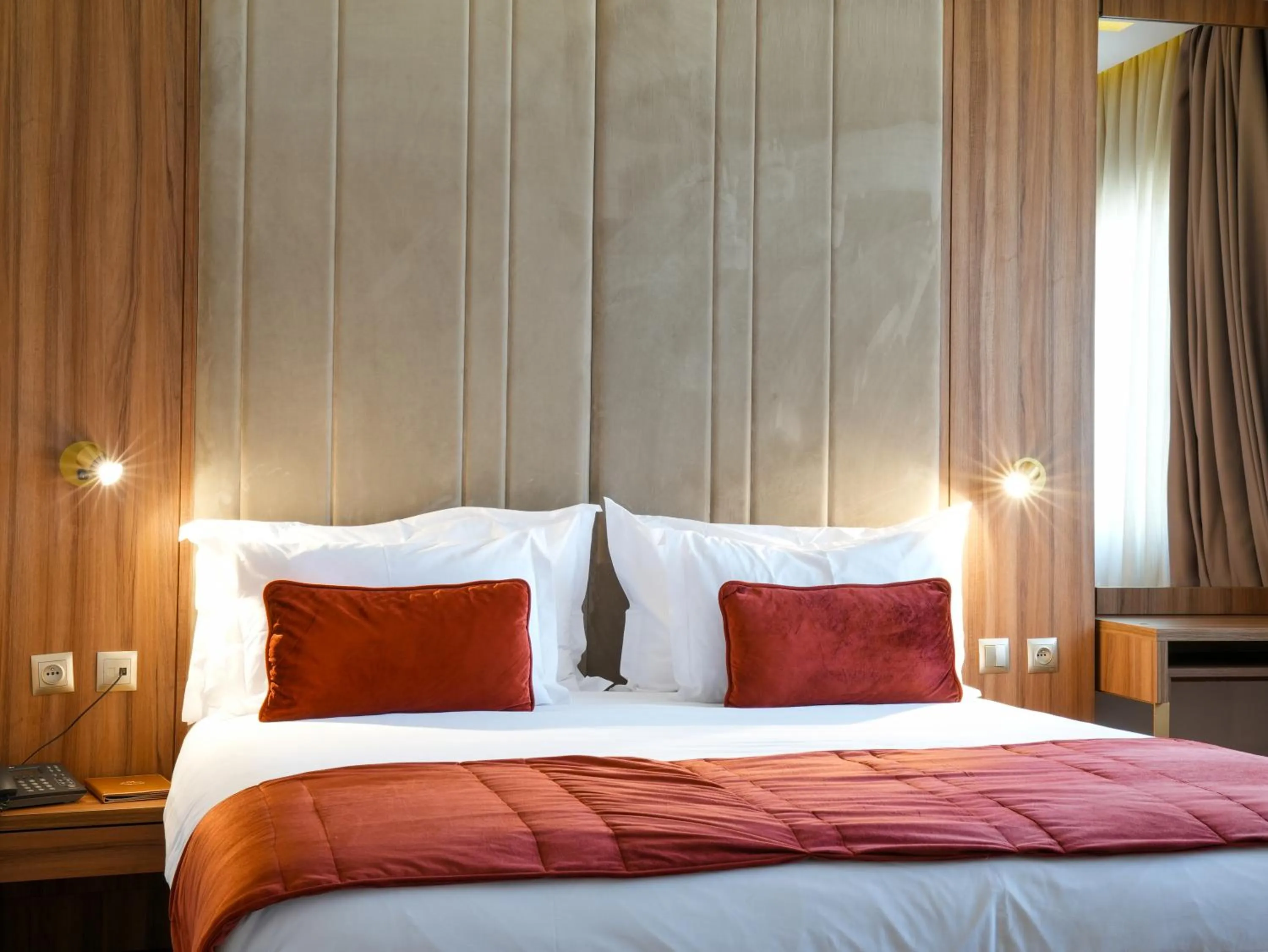 Bed in First Suites Hôtel