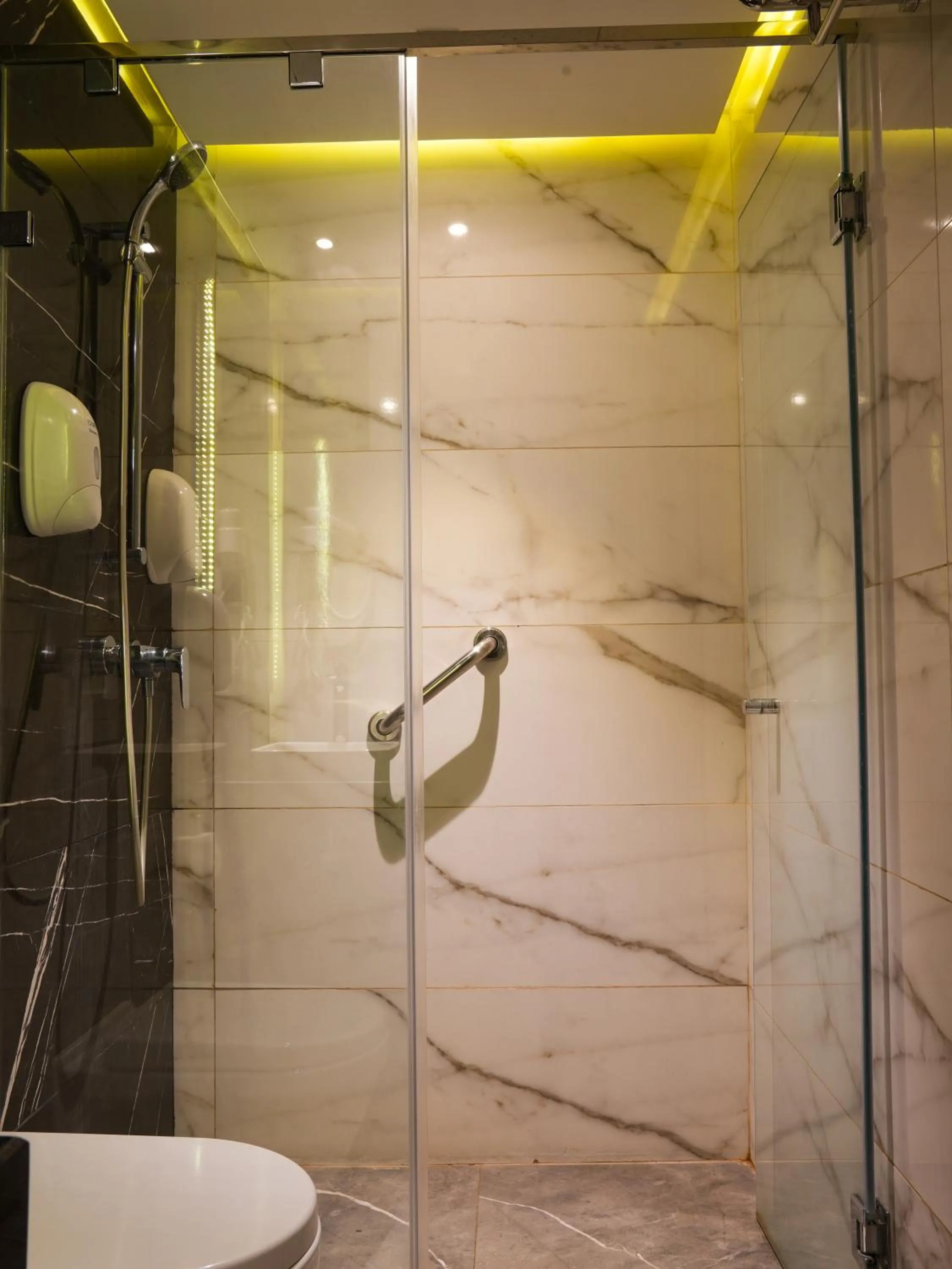 Shower in First Suites Hôtel