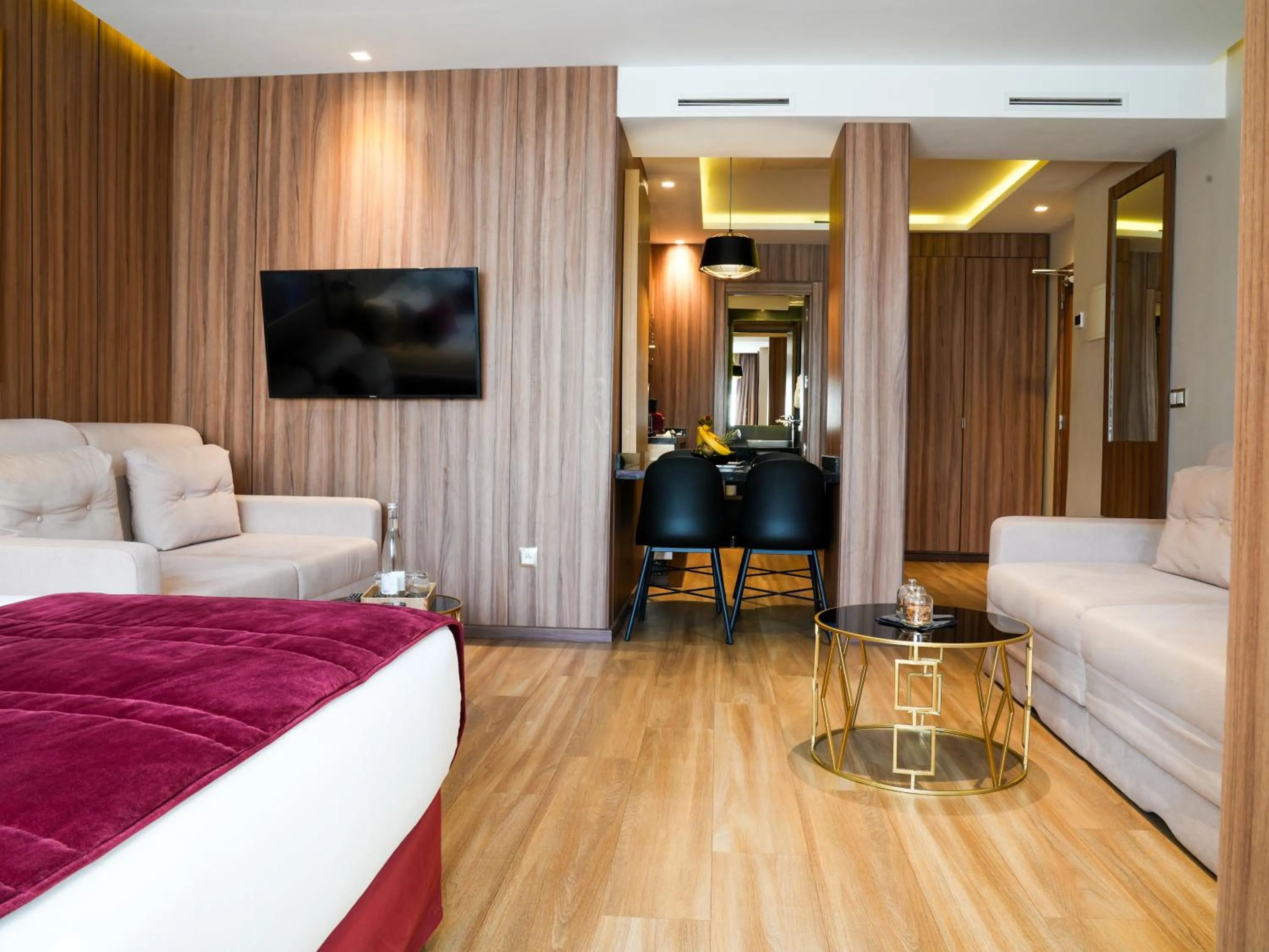 TV and multimedia, Bed in First Suites Hôtel