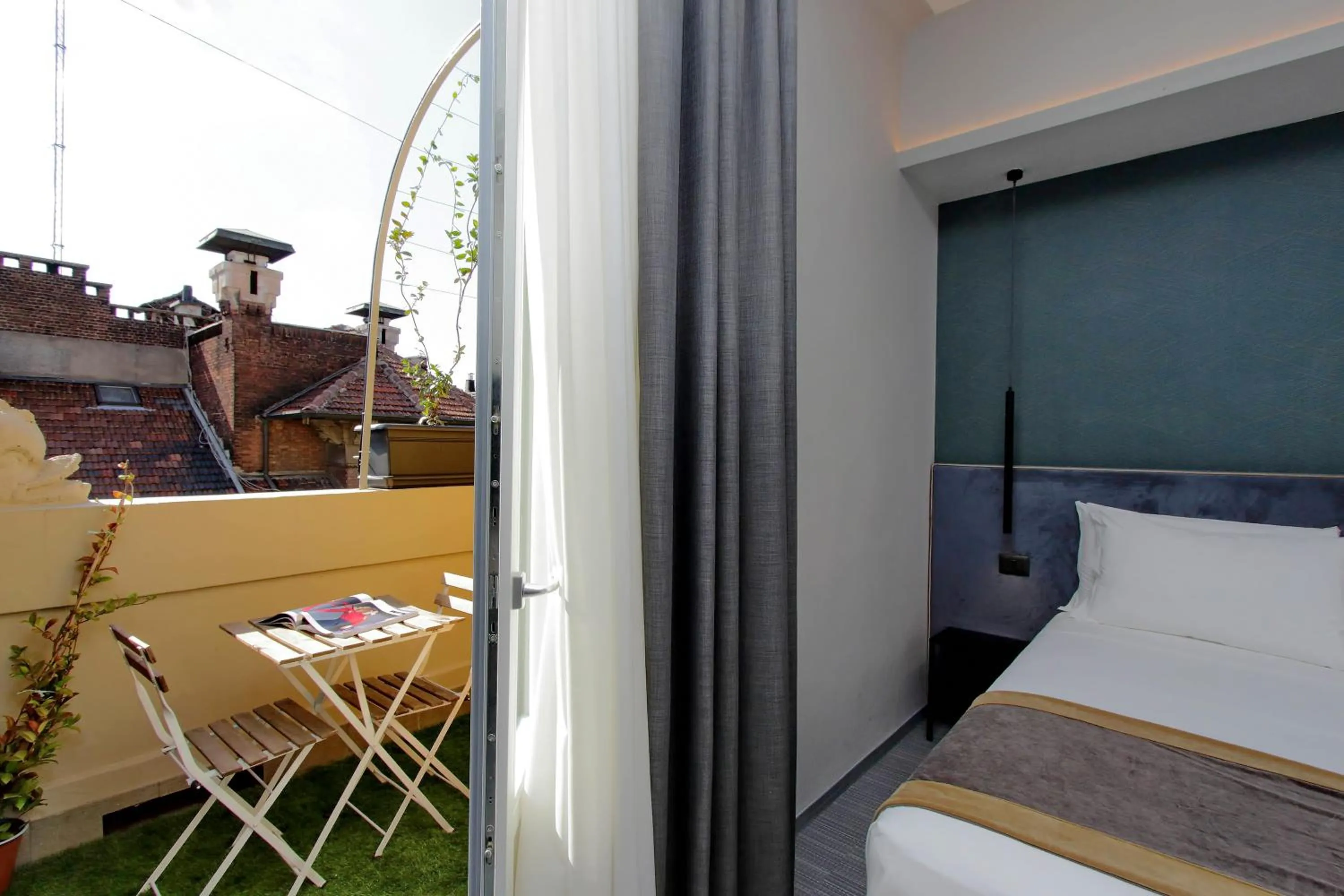 Balcony/Terrace, Bed in Vico Fashion District