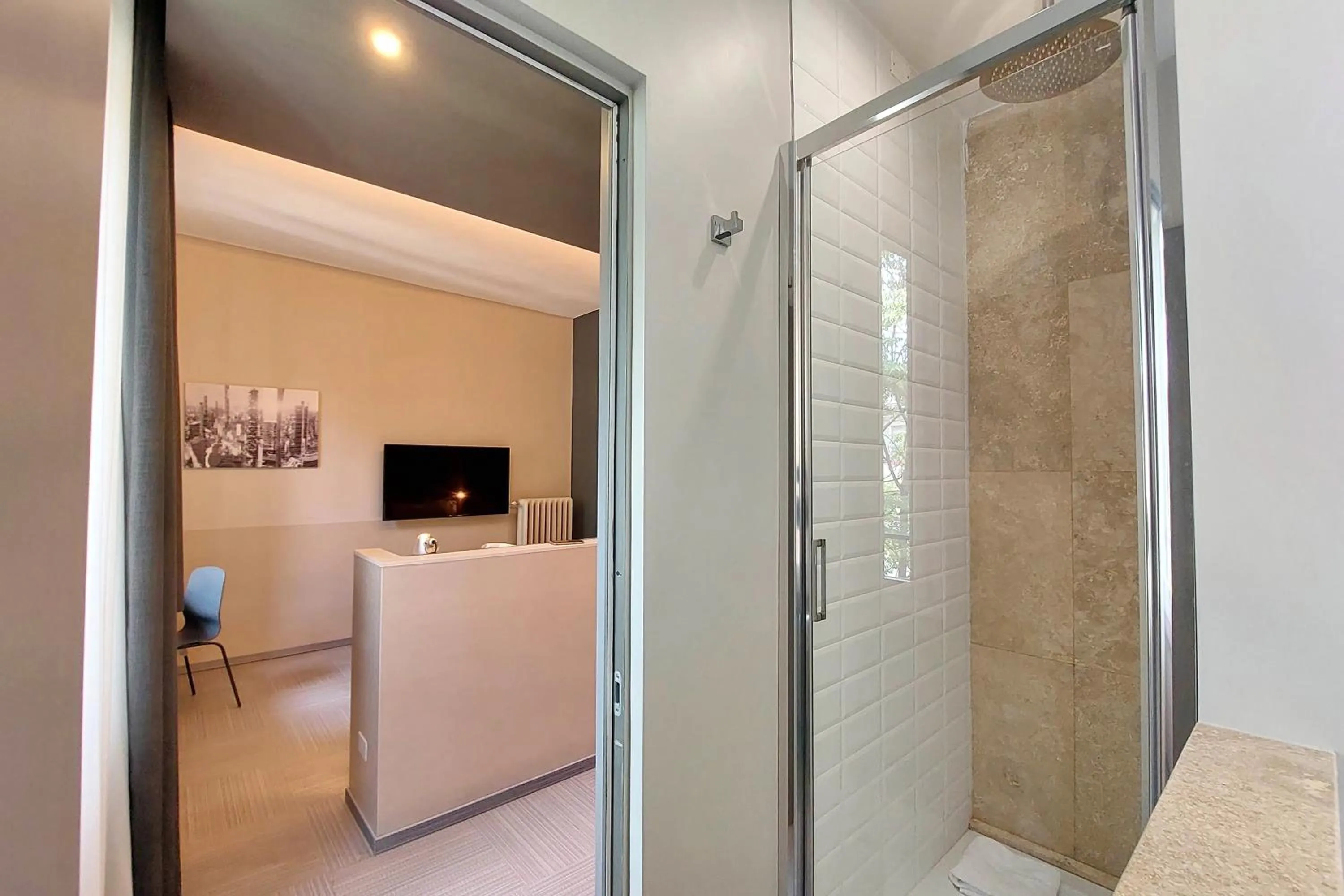 Shower in Vico Fashion District