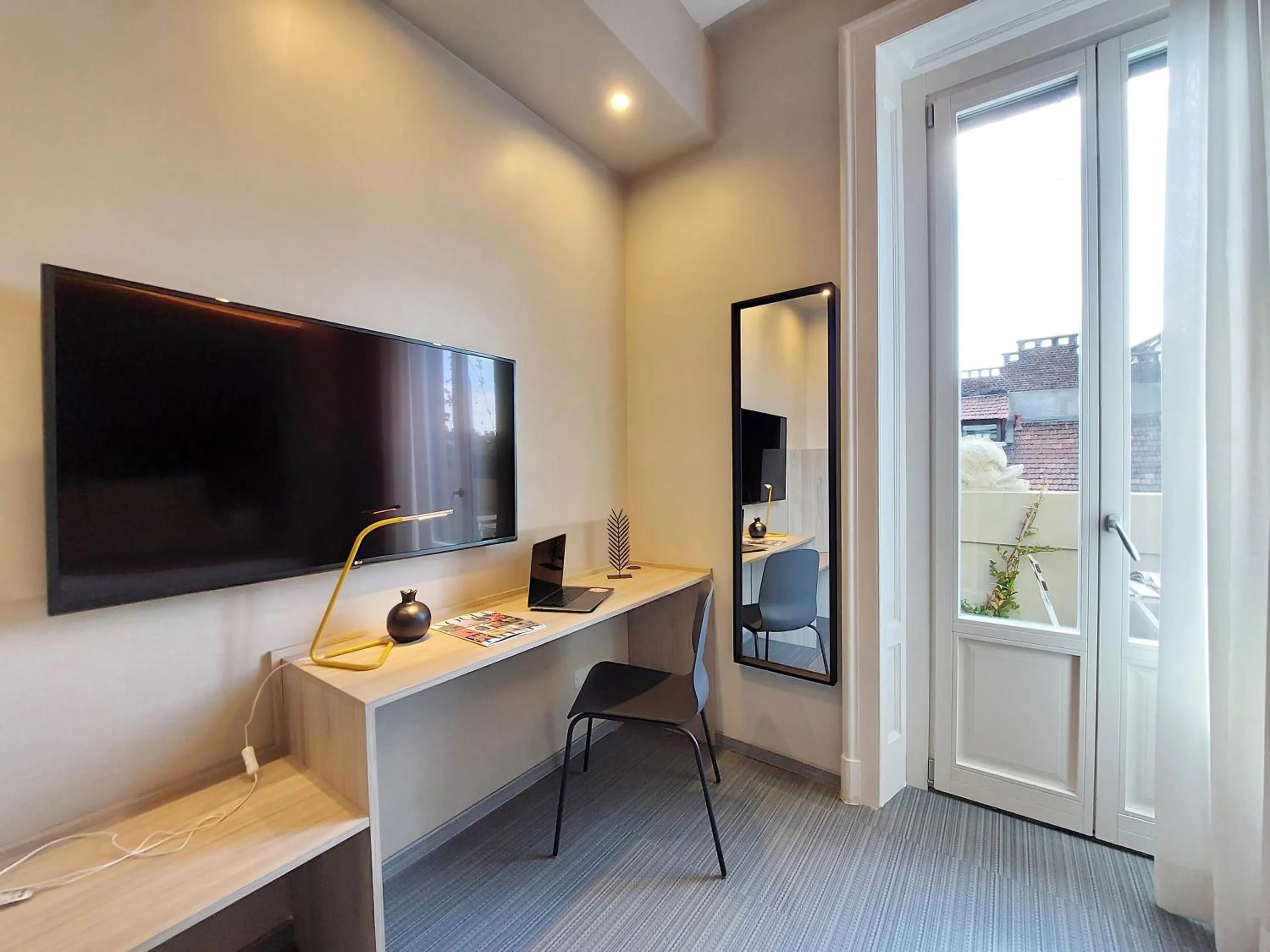 TV and multimedia in Vico Fashion District