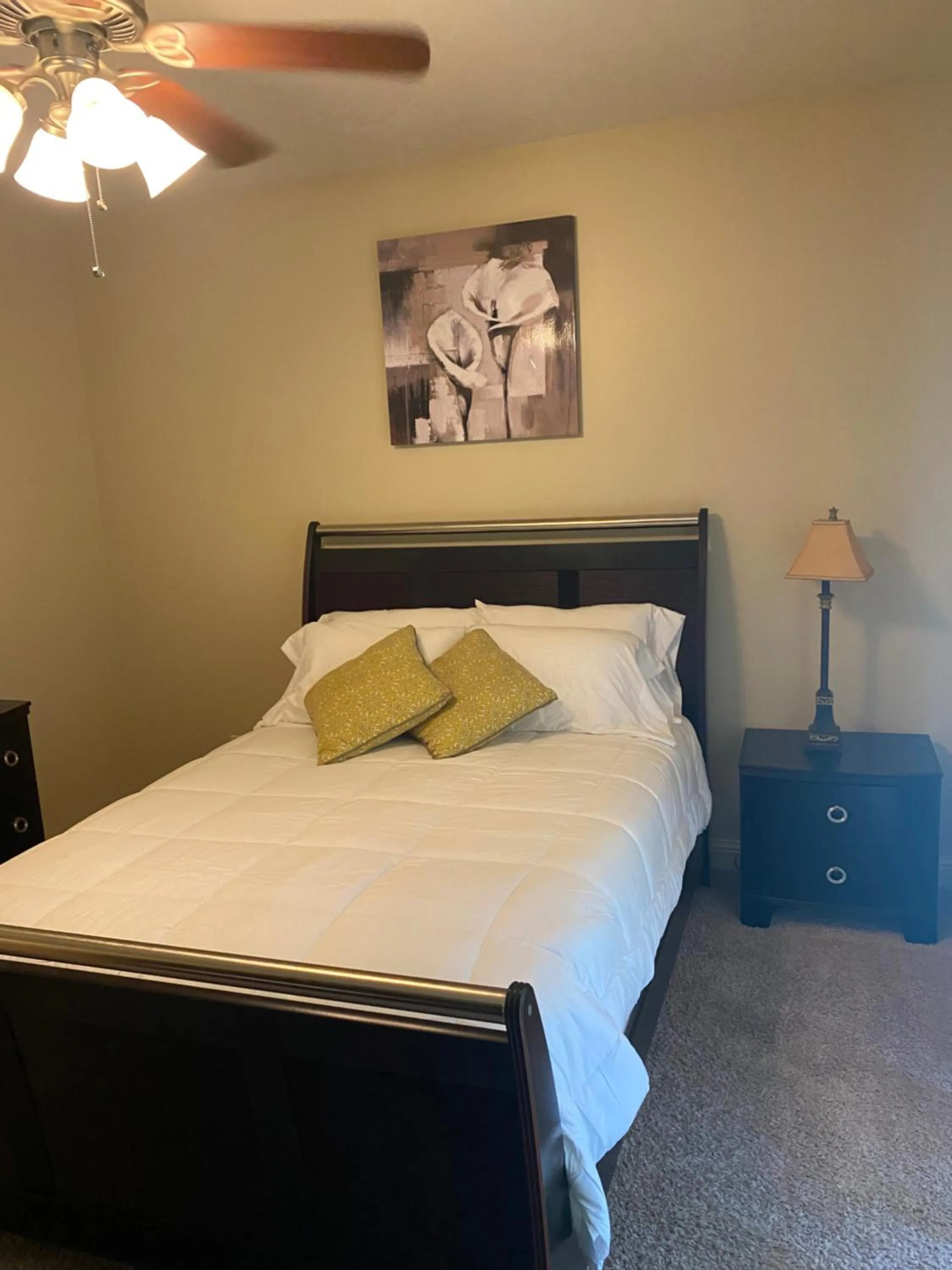 Bed in Condo w Pool near beaches, dining, shopping, etc