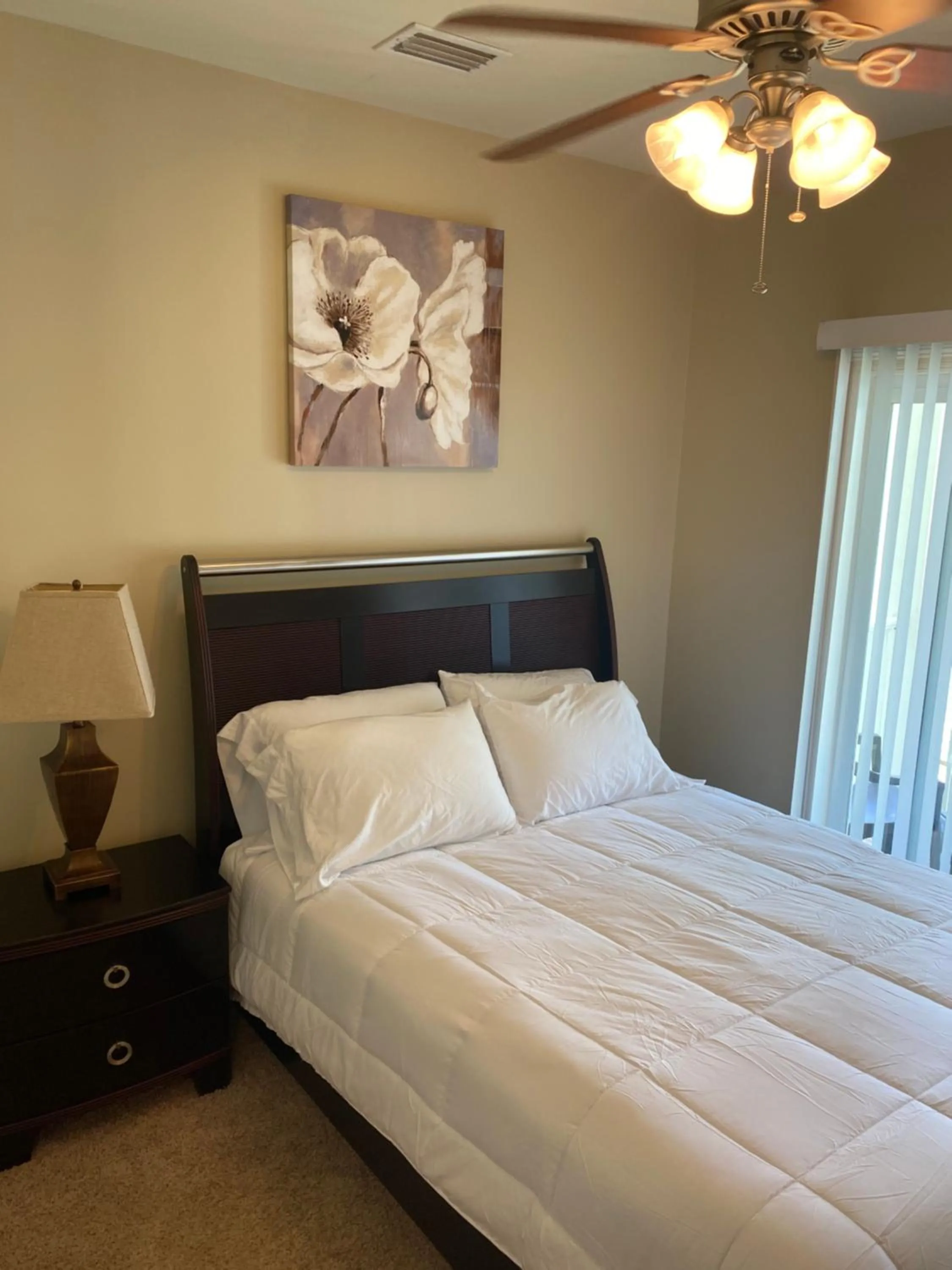 Bed in Condo w Pool near beaches, dining, shopping, etc