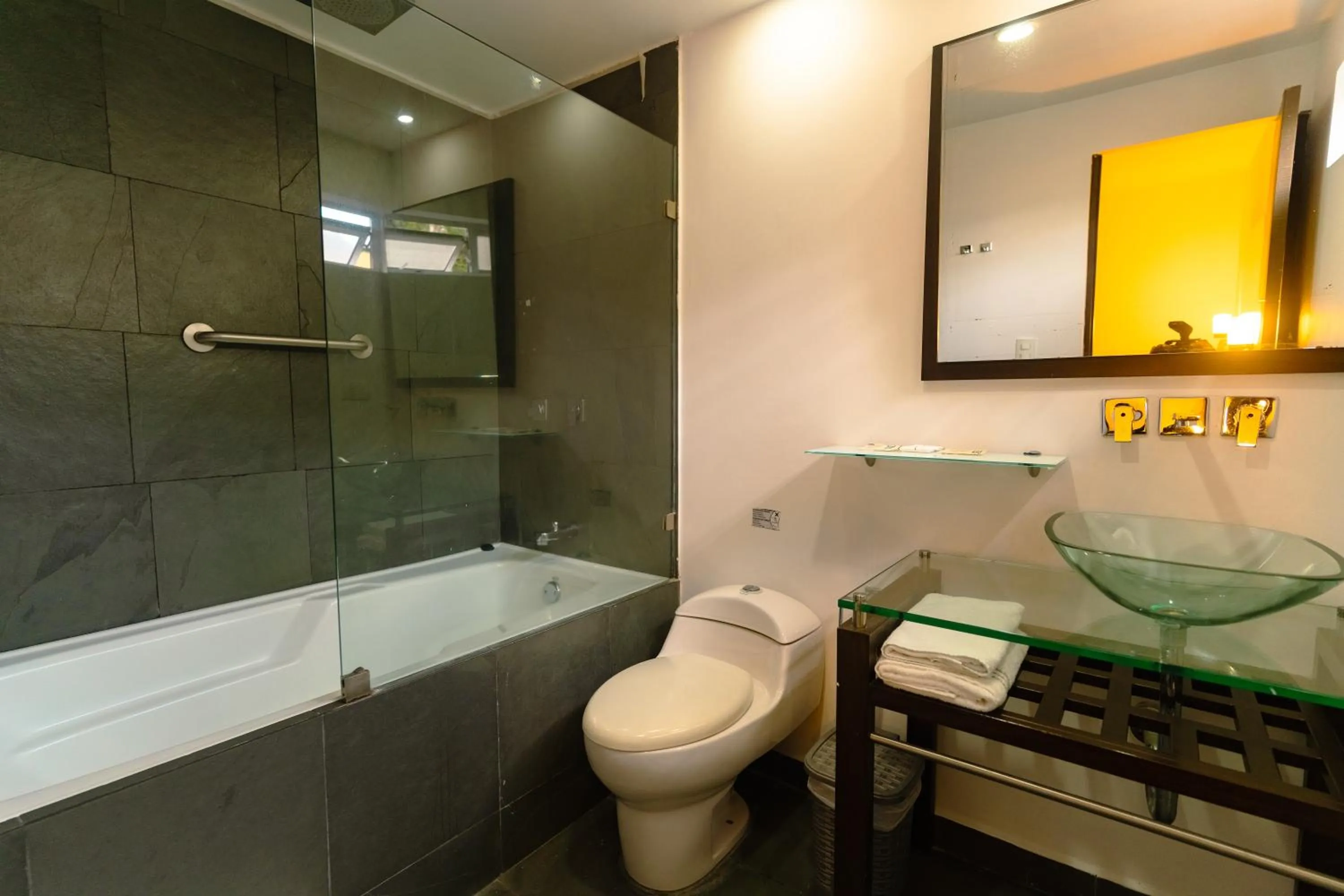 Shower in Hotel Boutique las Rosas 5 G