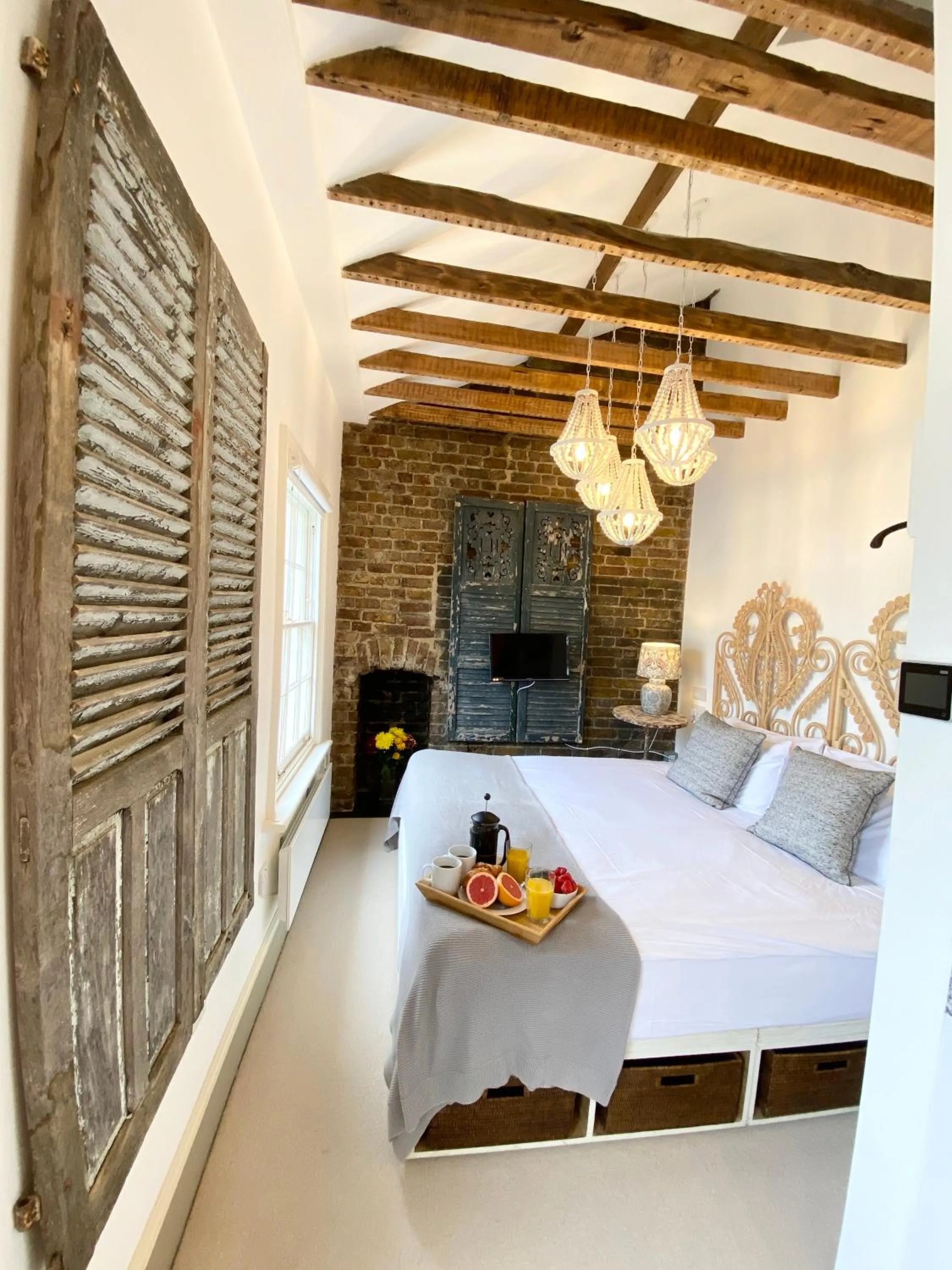 Bed in Stylish Apartments in Pimlico & Westminster