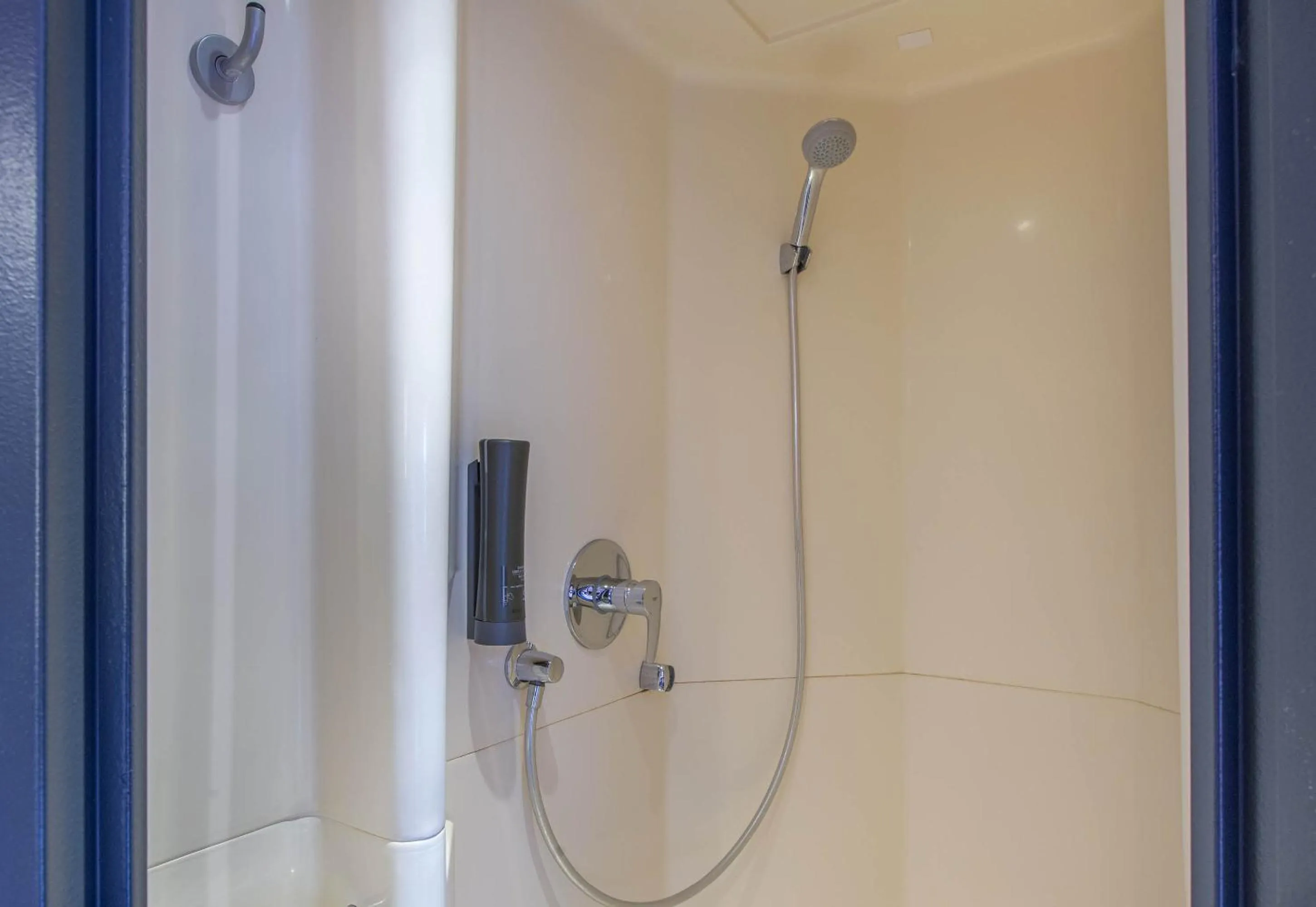 Bathroom in B&B HOTEL Châteauroux A20 L'Occitane