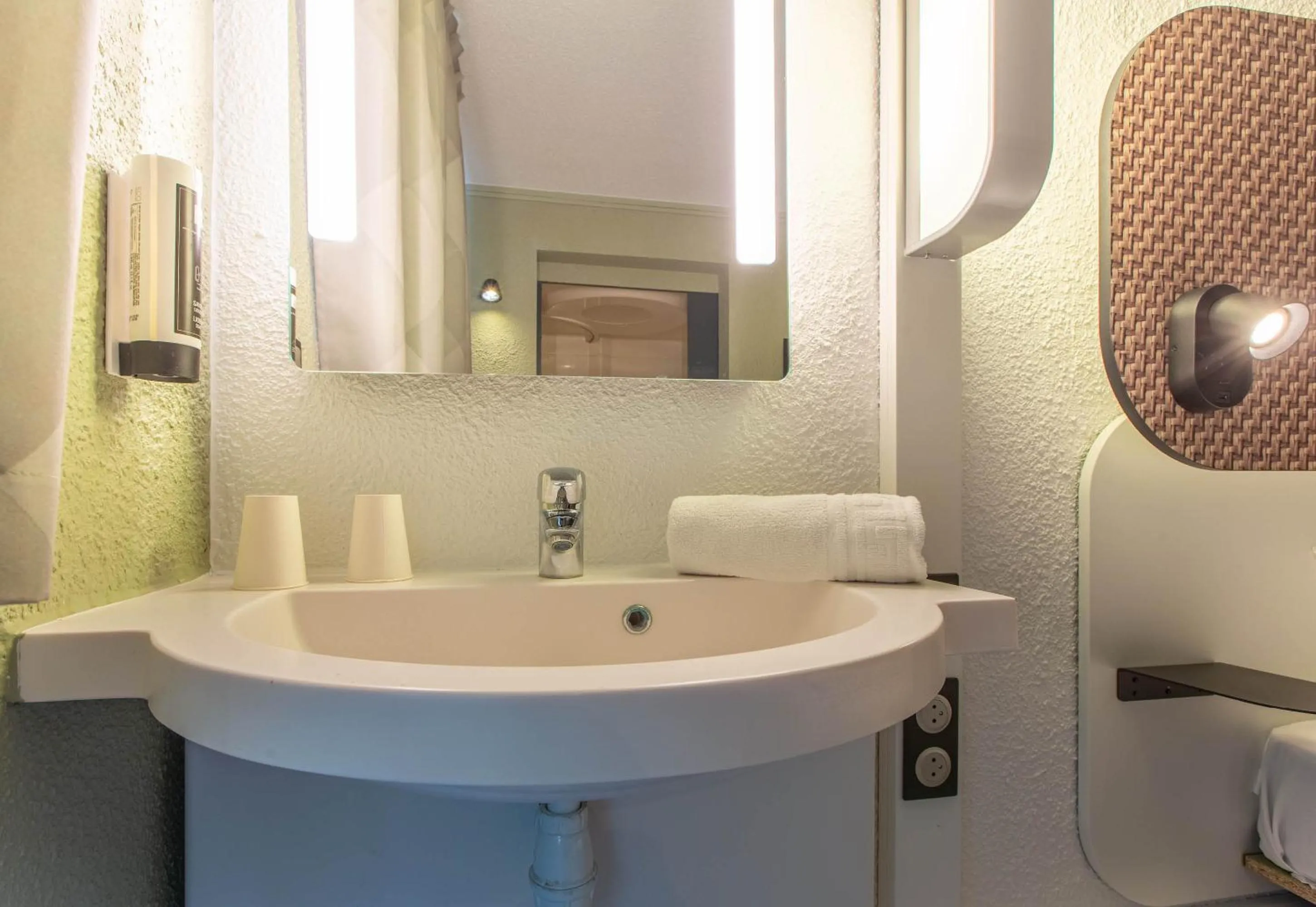 Bathroom in B&B HOTEL Châteauroux A20 L'Occitane