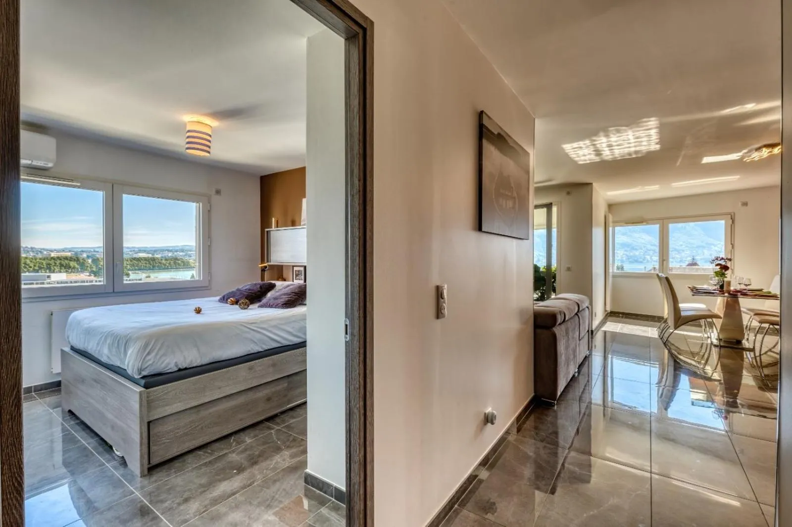 Seating area, Bed in le panorama du lac