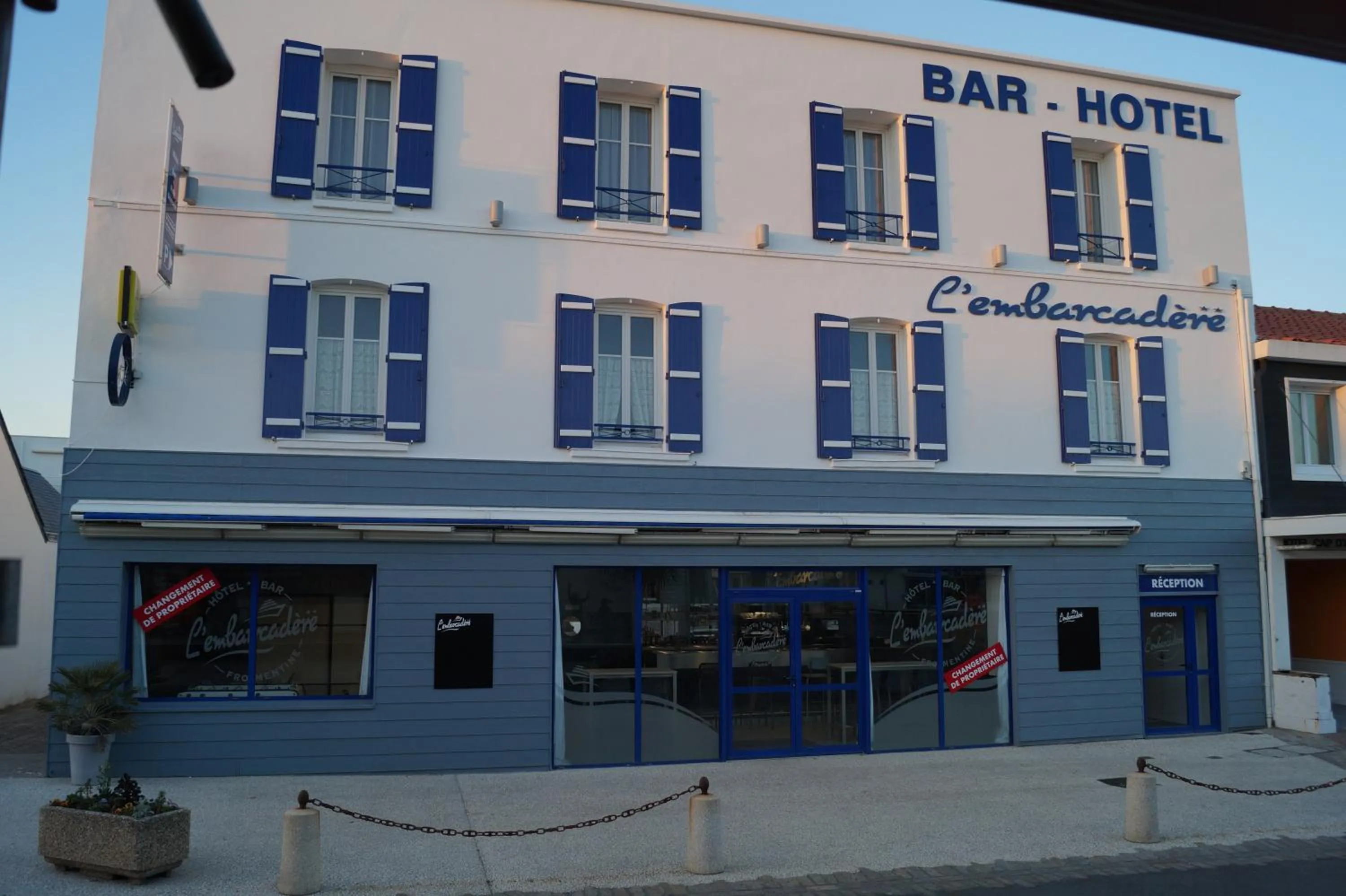 Facade/entrance in Hôtel L'Embarcadère