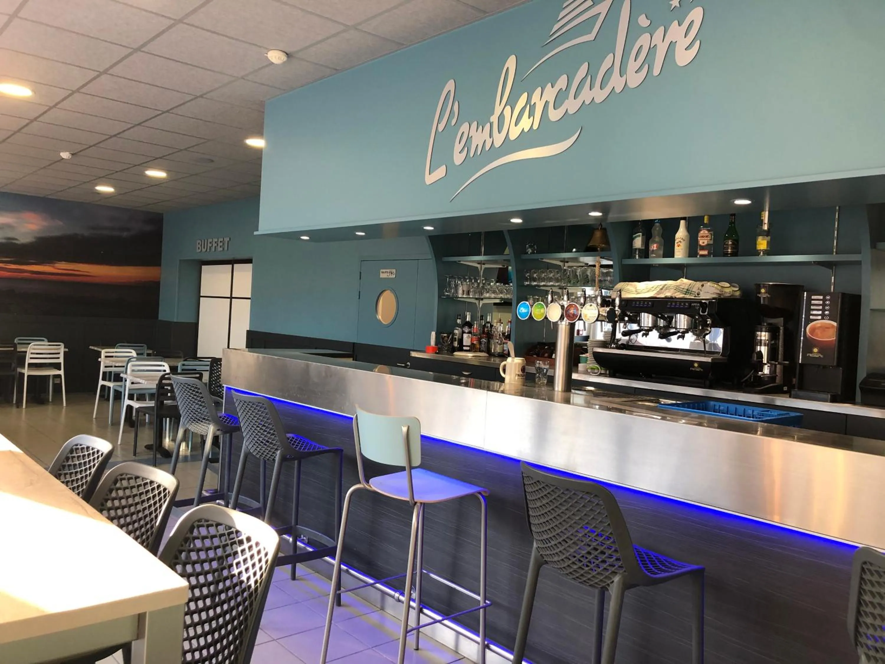 Lounge or bar in Hôtel L'Embarcadère