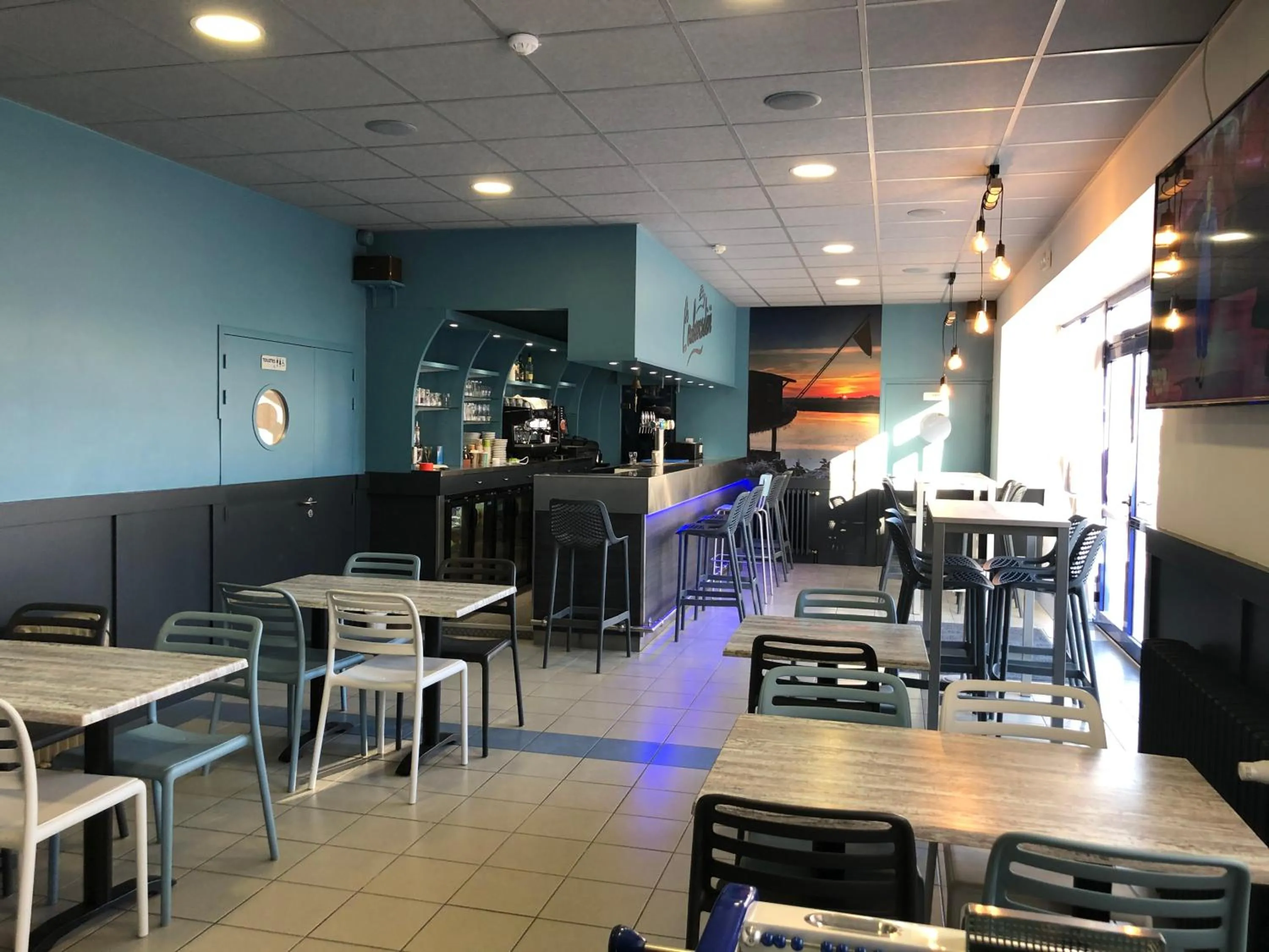 Lounge or bar in Hôtel L'Embarcadère