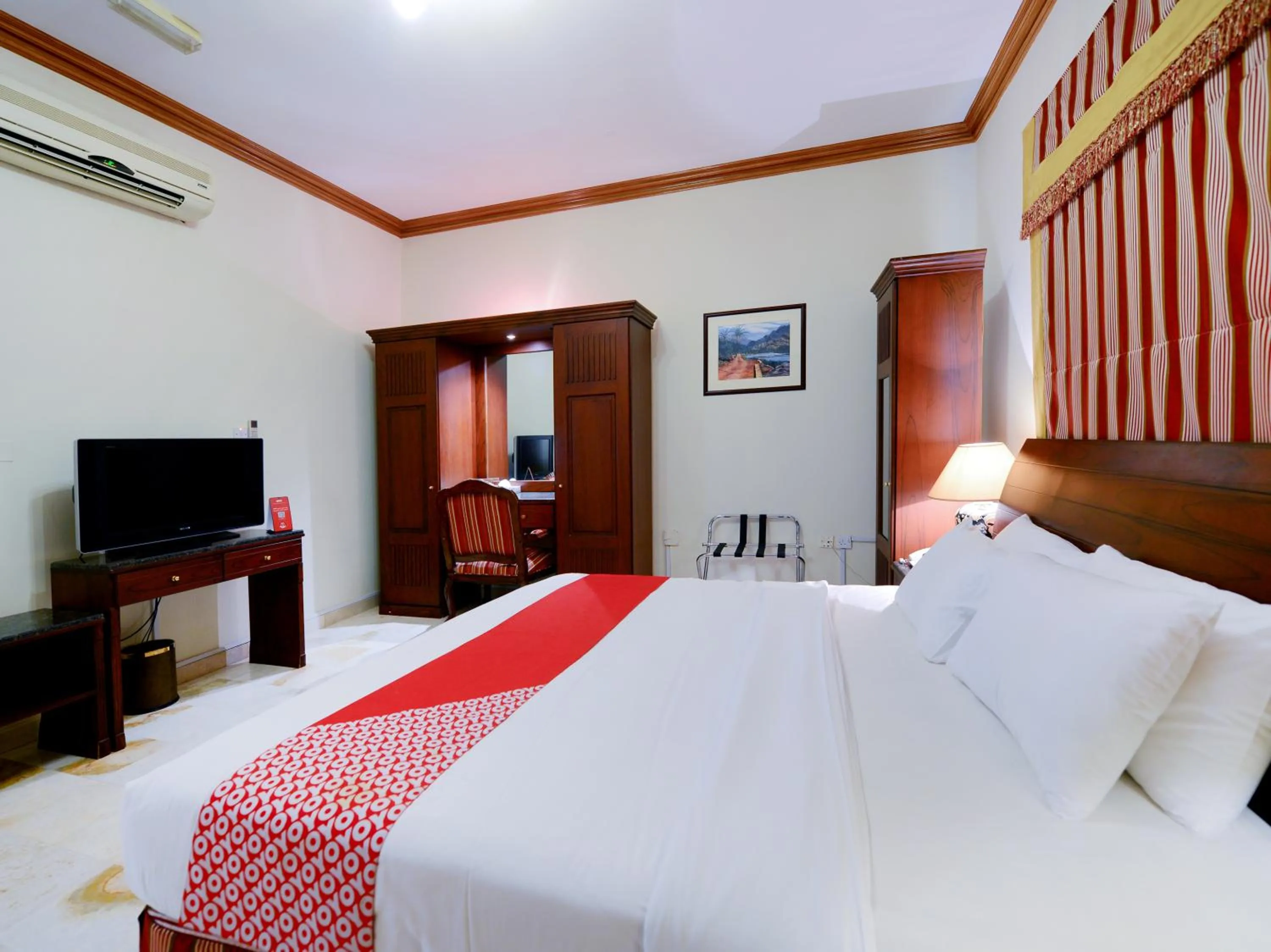 Bedroom, TV/Entertainment Center in Hotel Golden Oasis