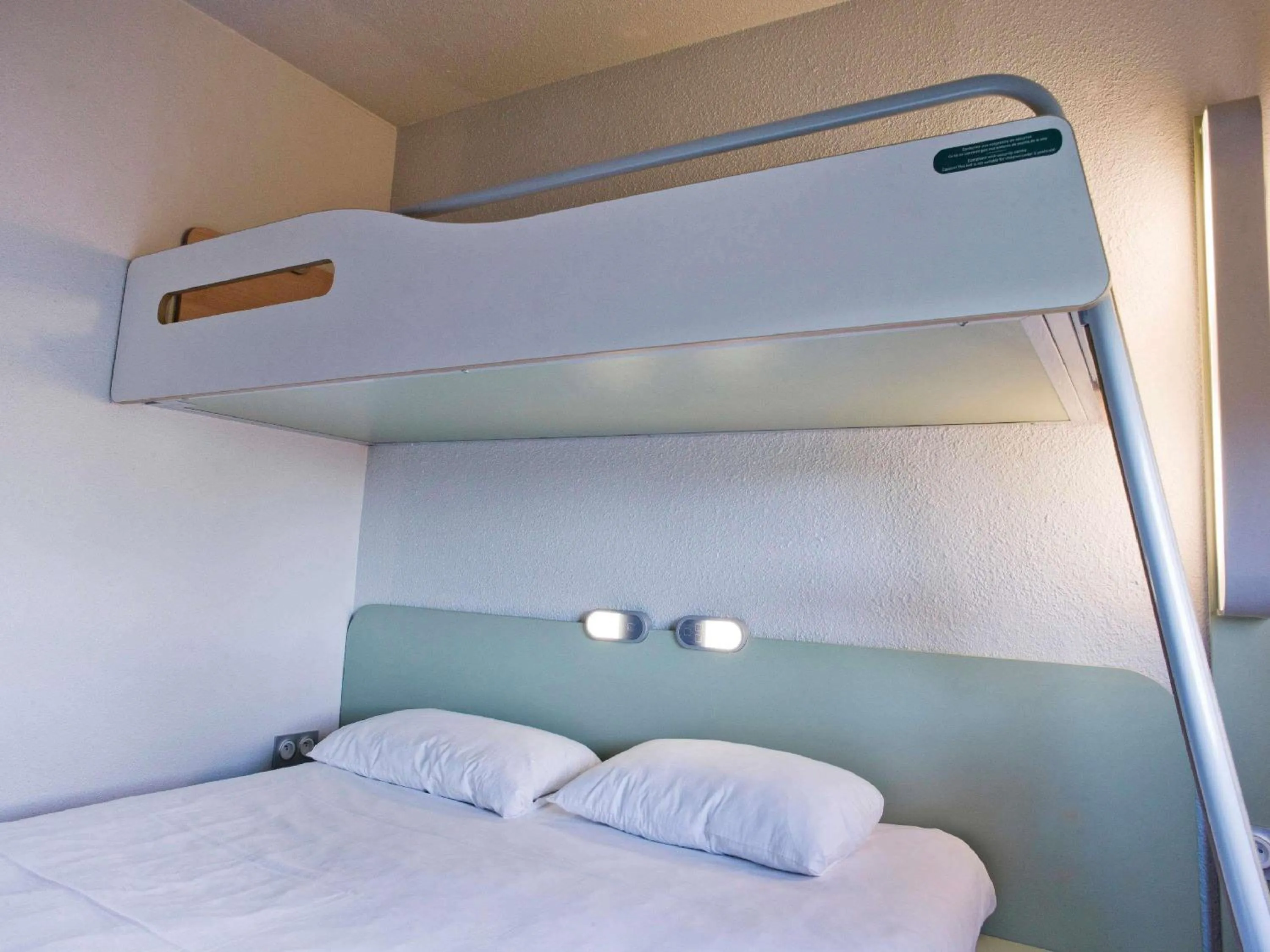 Bedroom, Bed in ibis Budget Beaune