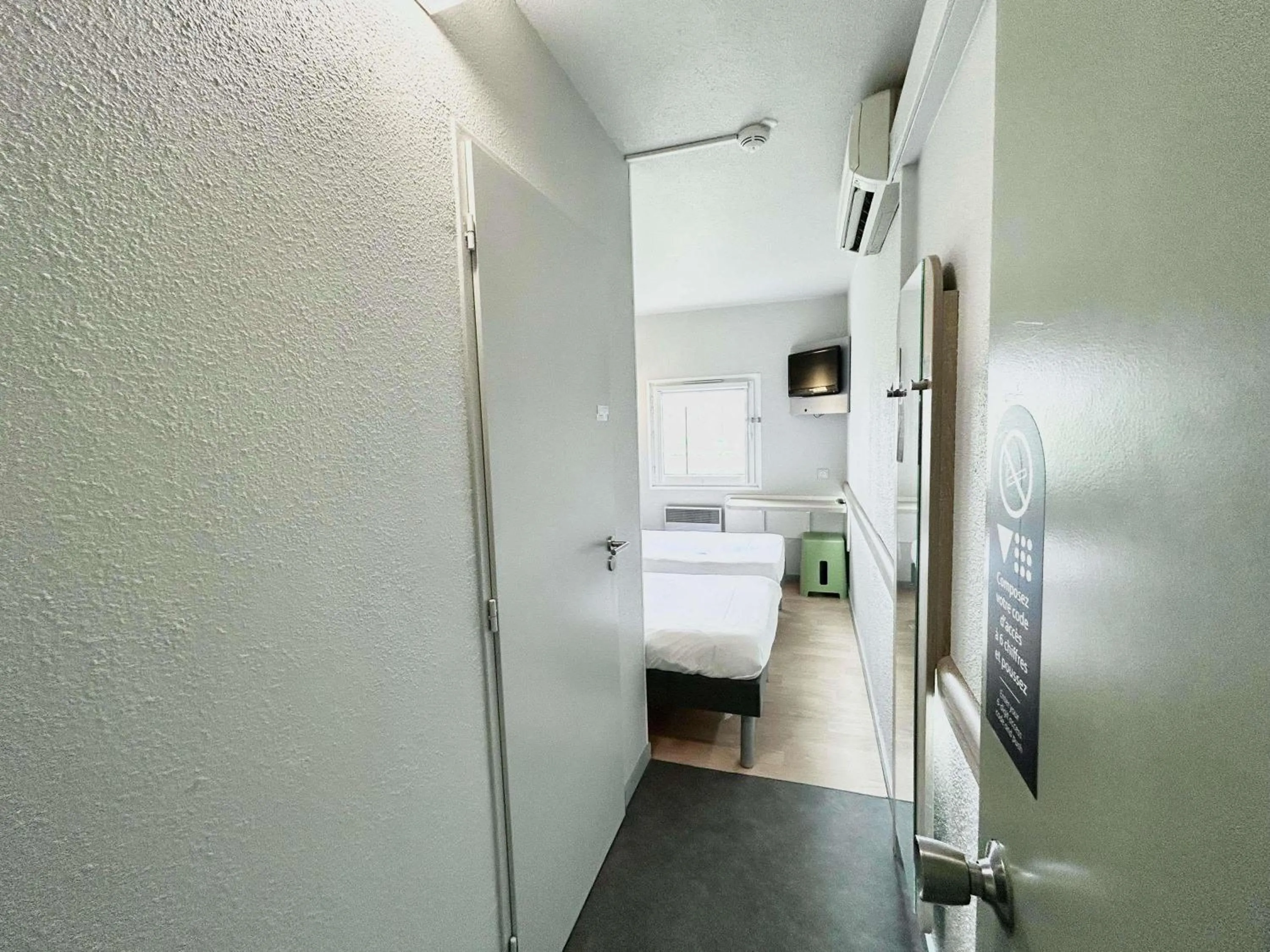 Bedroom, Bed in ibis Budget Beaune