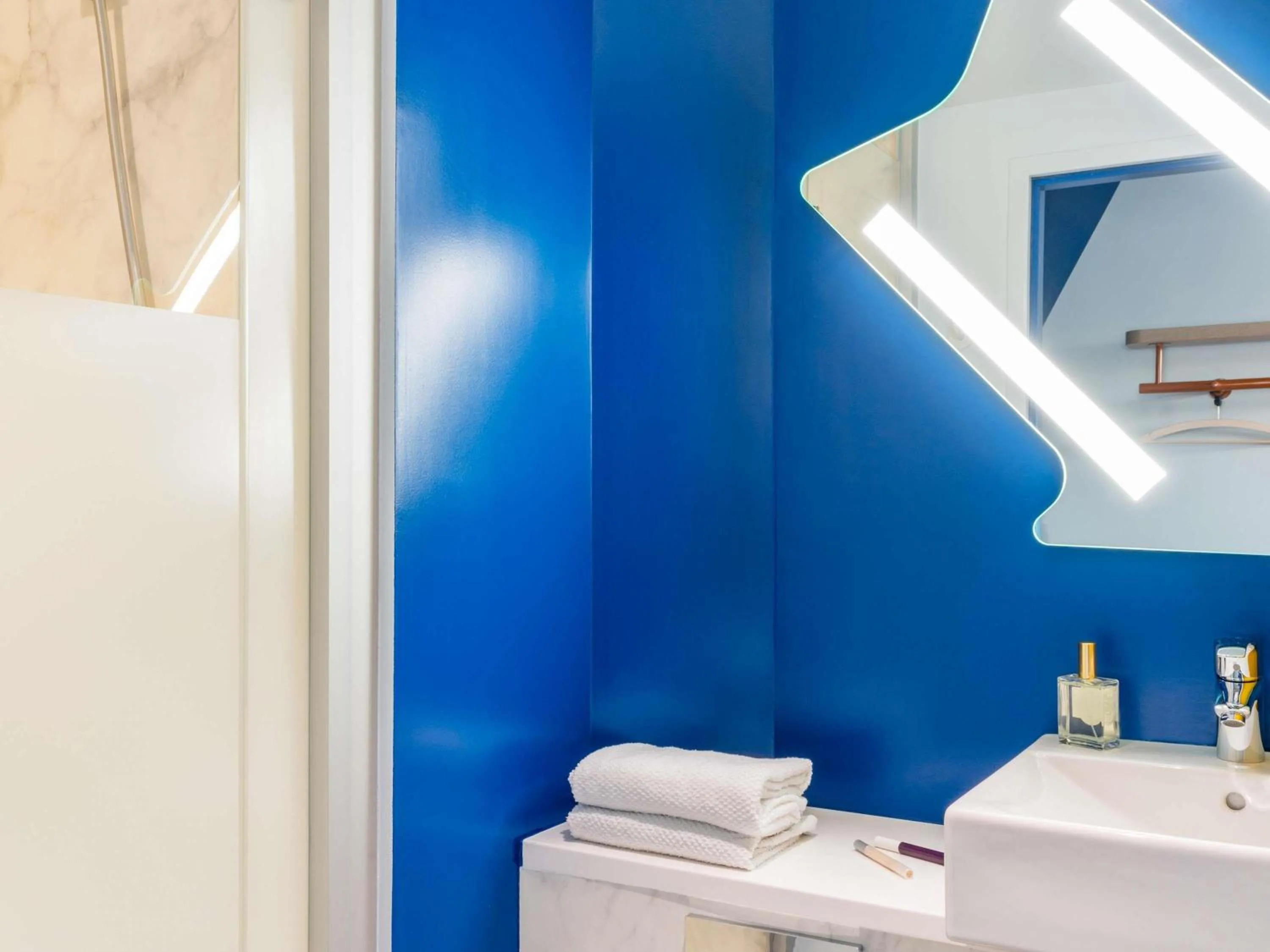 Bedroom in ibis Budget Beaune