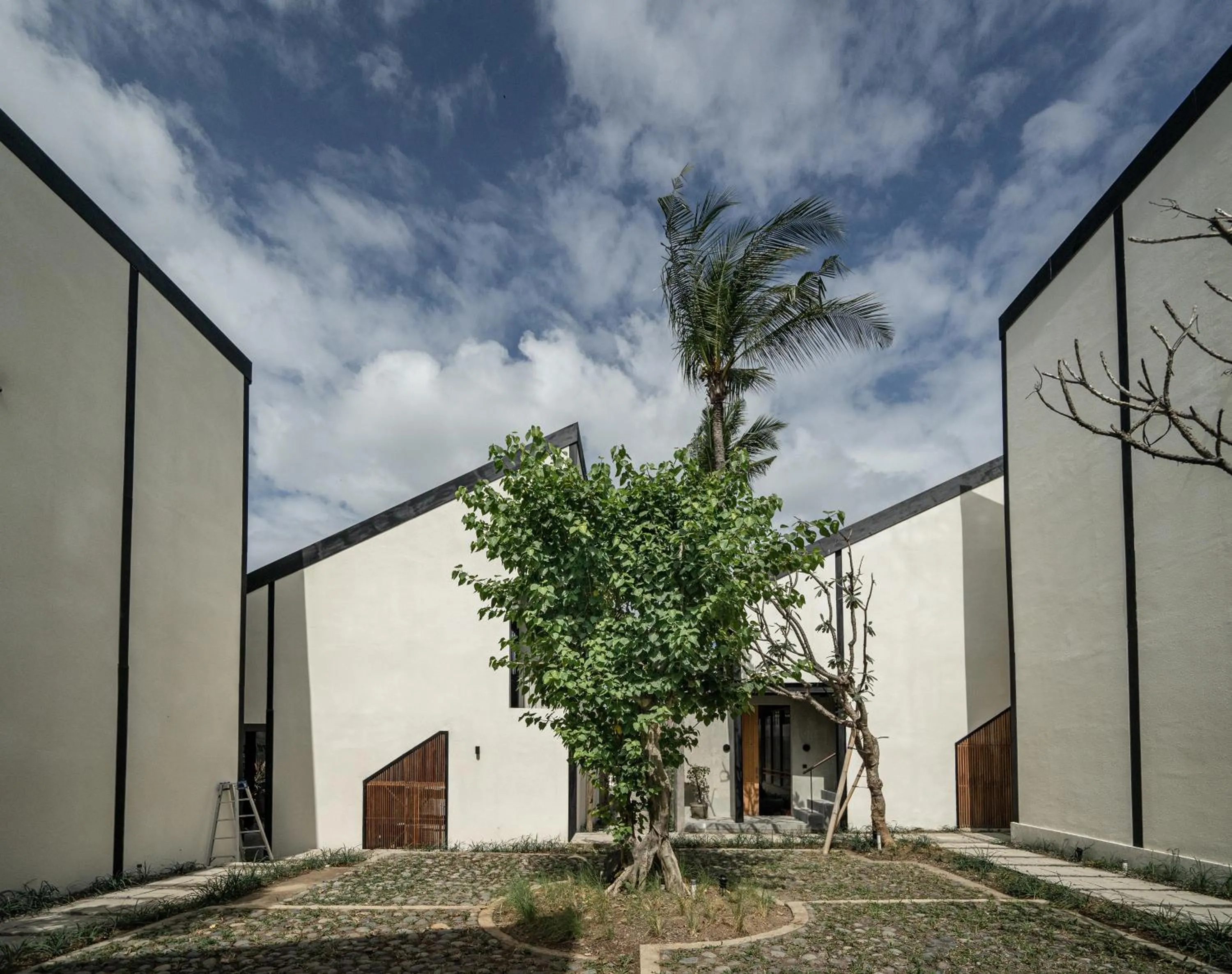 Area and facilities in The Saren