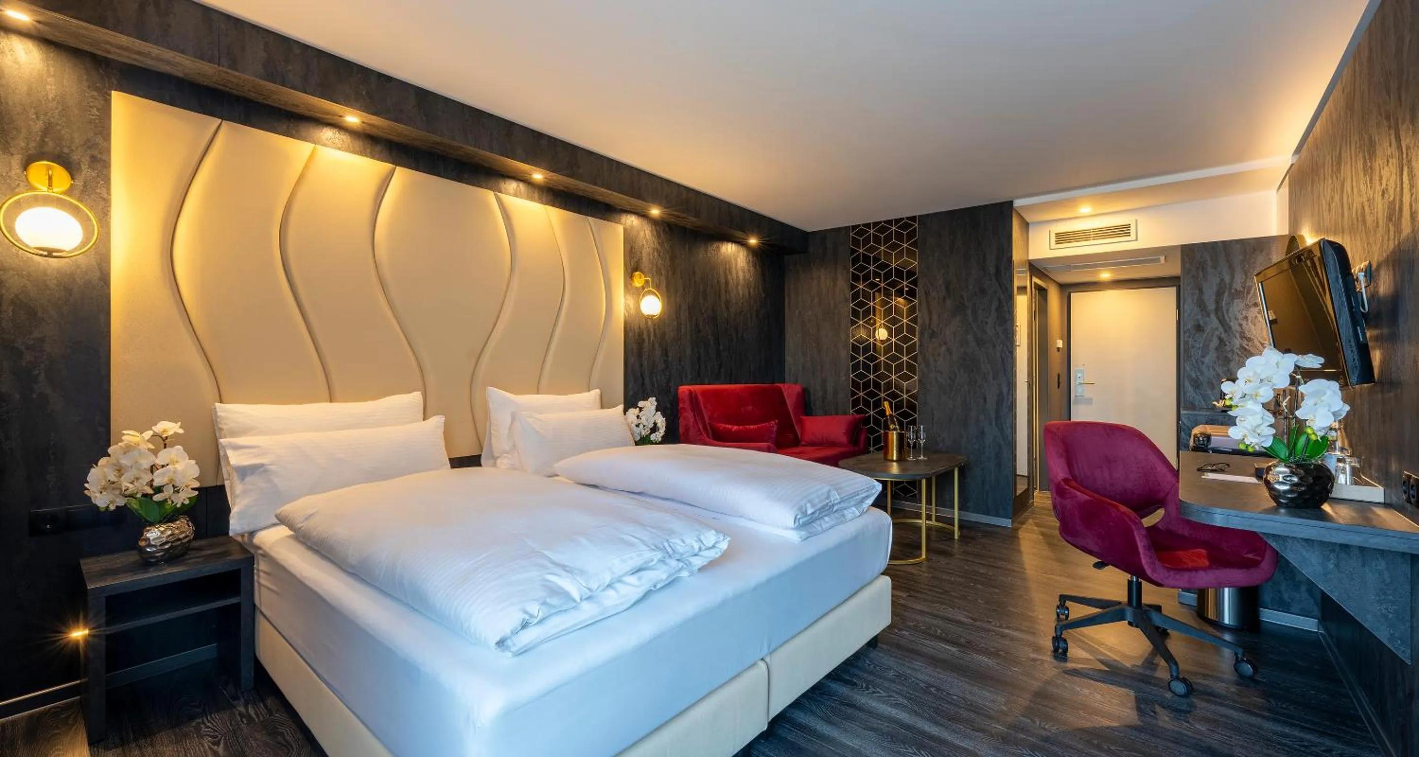 Photo of the whole room, Bed in PLAZA Premium Parkhotel Neu-Ulm