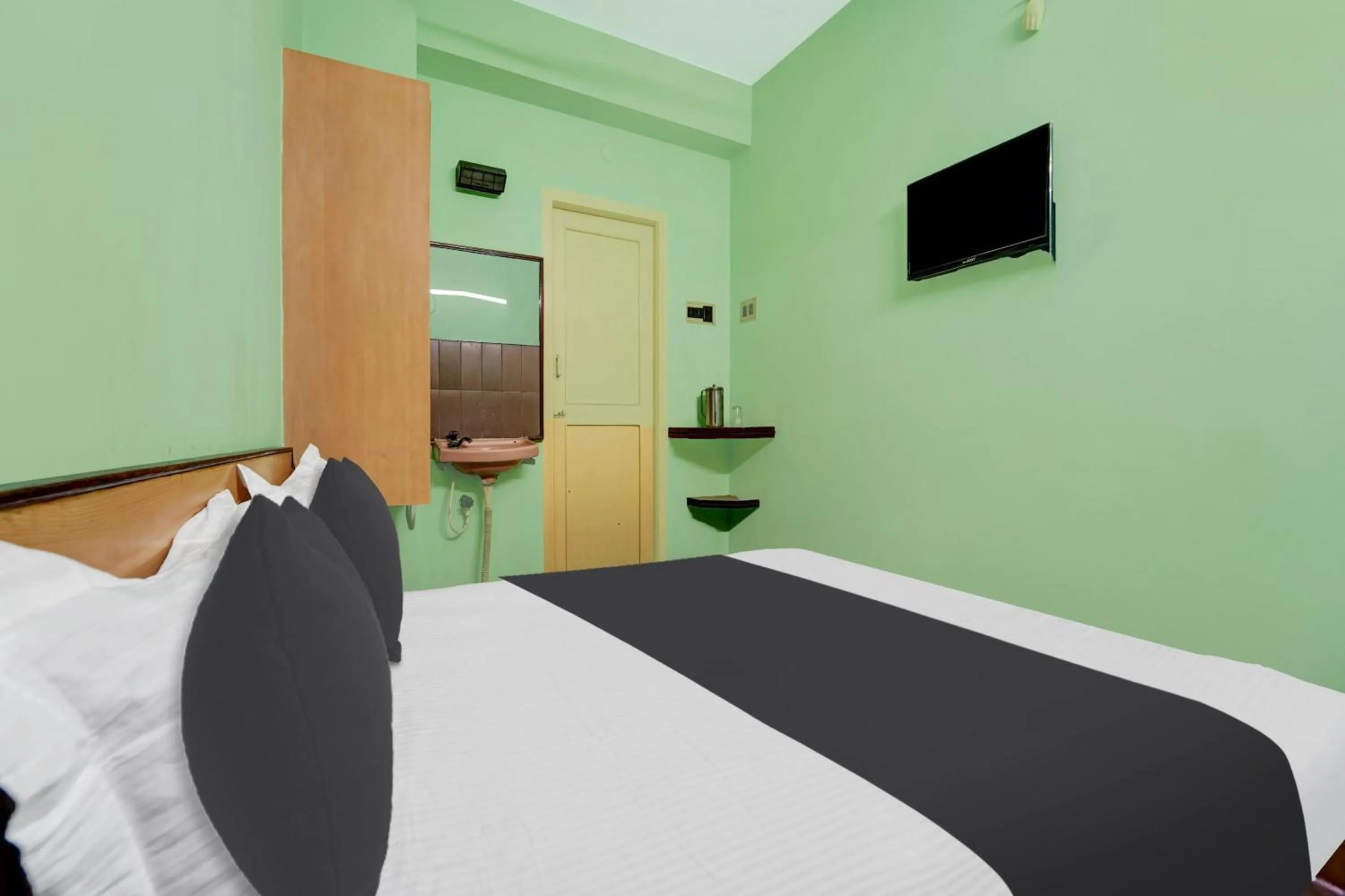 Bathroom, Bed in Hotel O Rainbow Stays