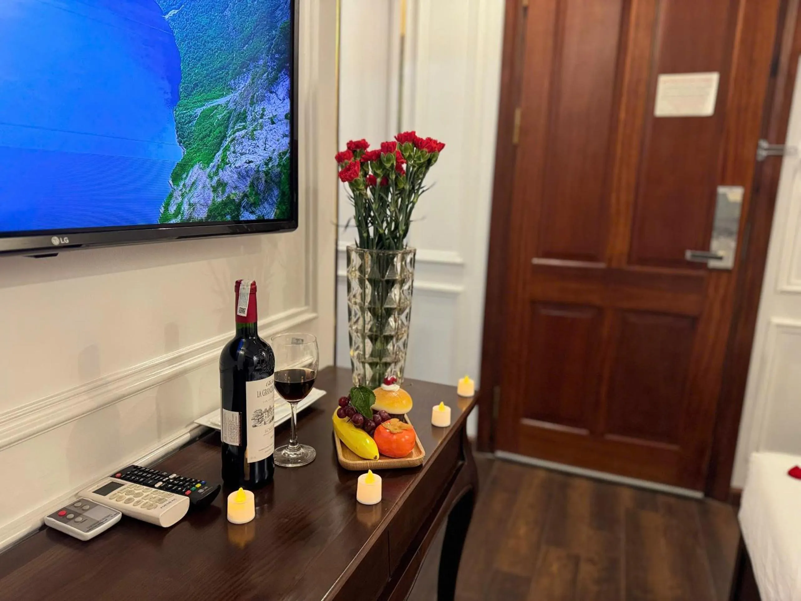 TV and multimedia in Hoàng Gia Hotel Nhân Hòa