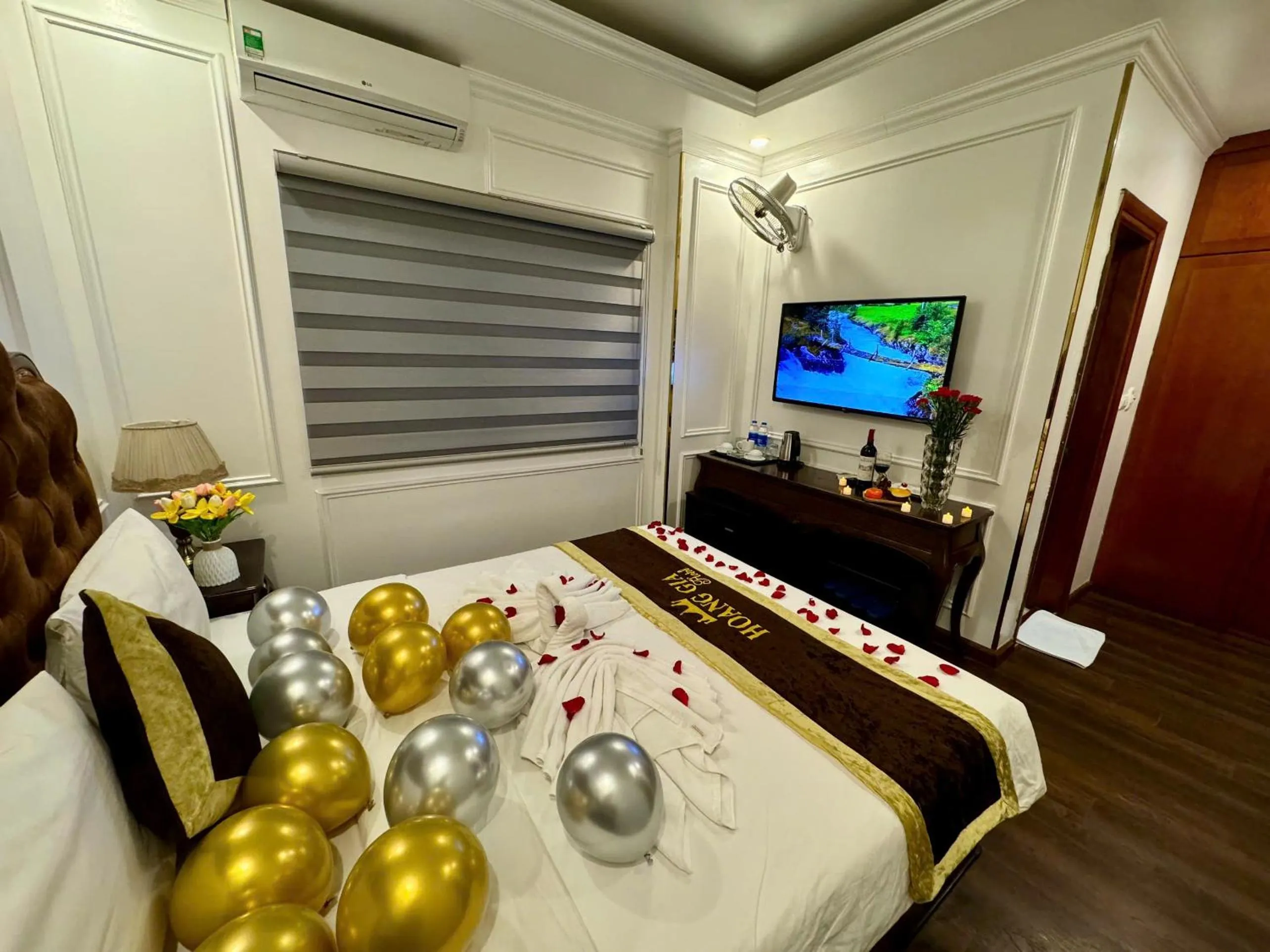 TV and multimedia, Bed in Hoàng Gia Hotel Nhân Hòa