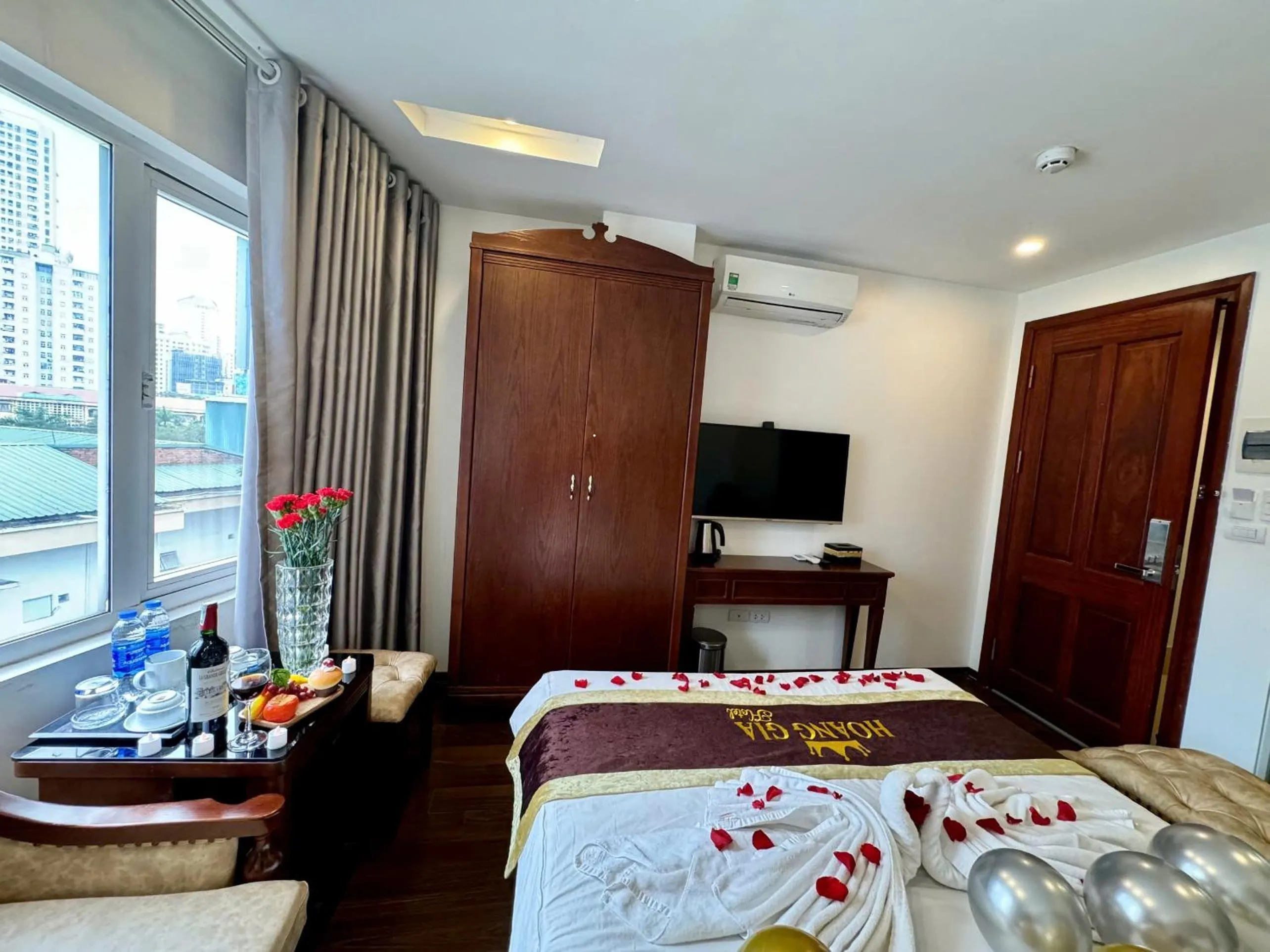 Evening entertainment, Bed in Hoàng Gia Hotel Nhân Hòa