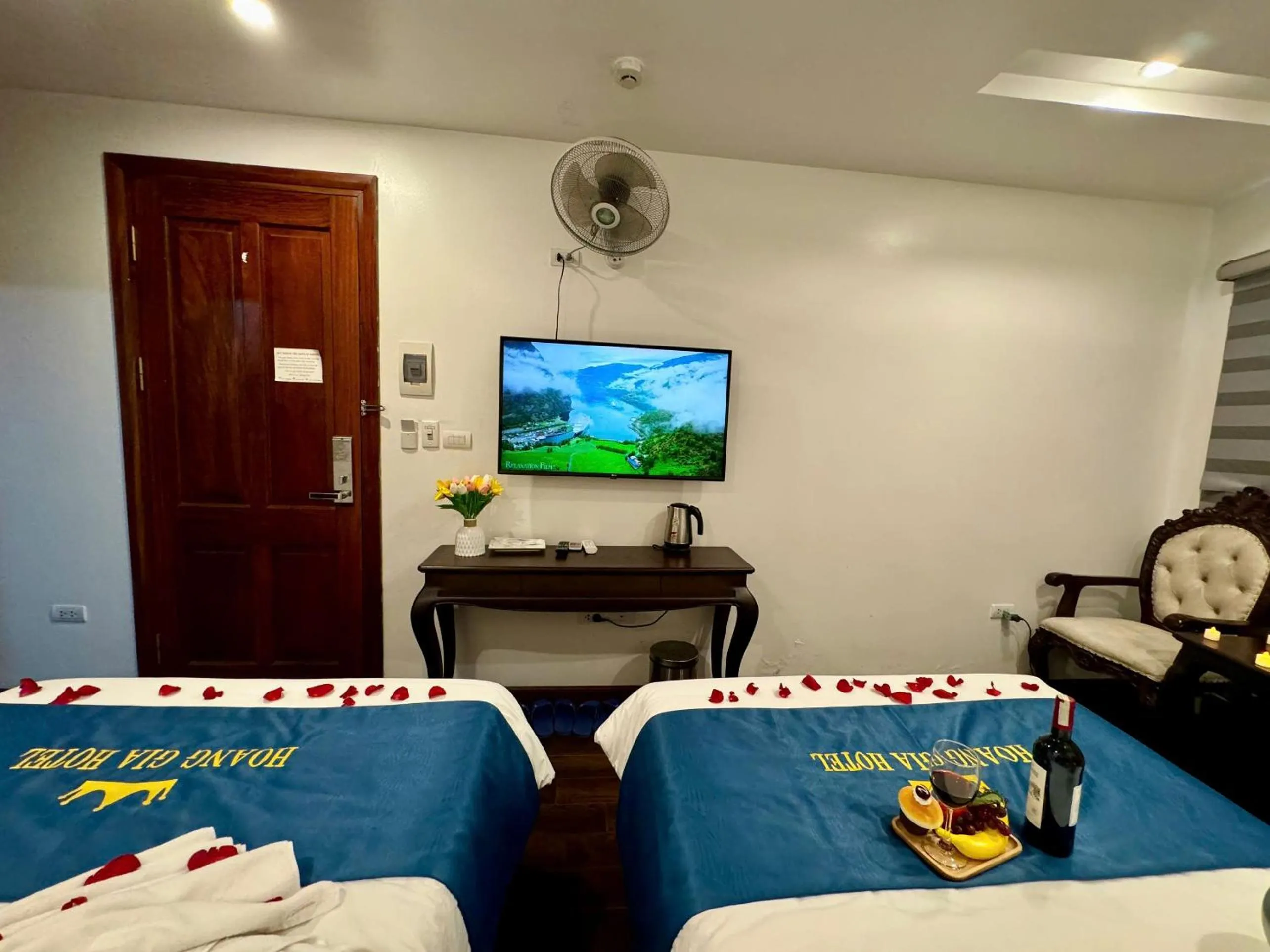 Communal lounge/ TV room, Bed in Hoàng Gia Hotel Nhân Hòa