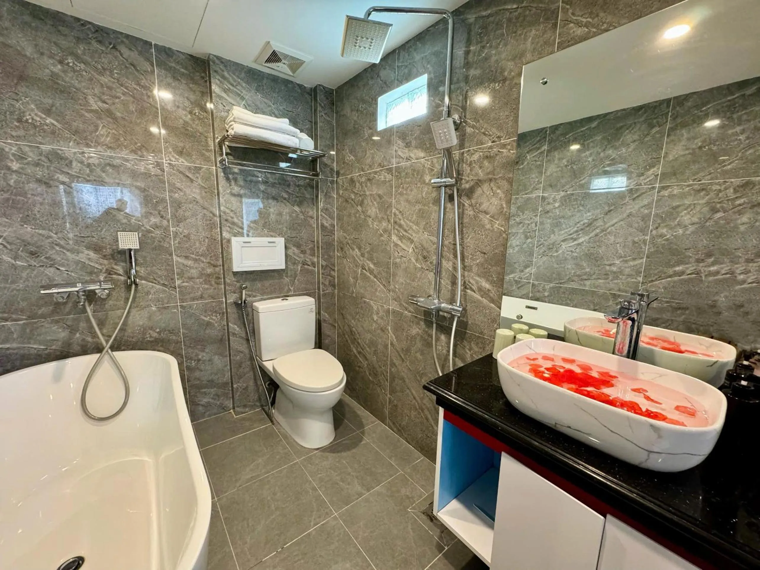 Toilet in Hoàng Gia Hotel Nhân Hòa