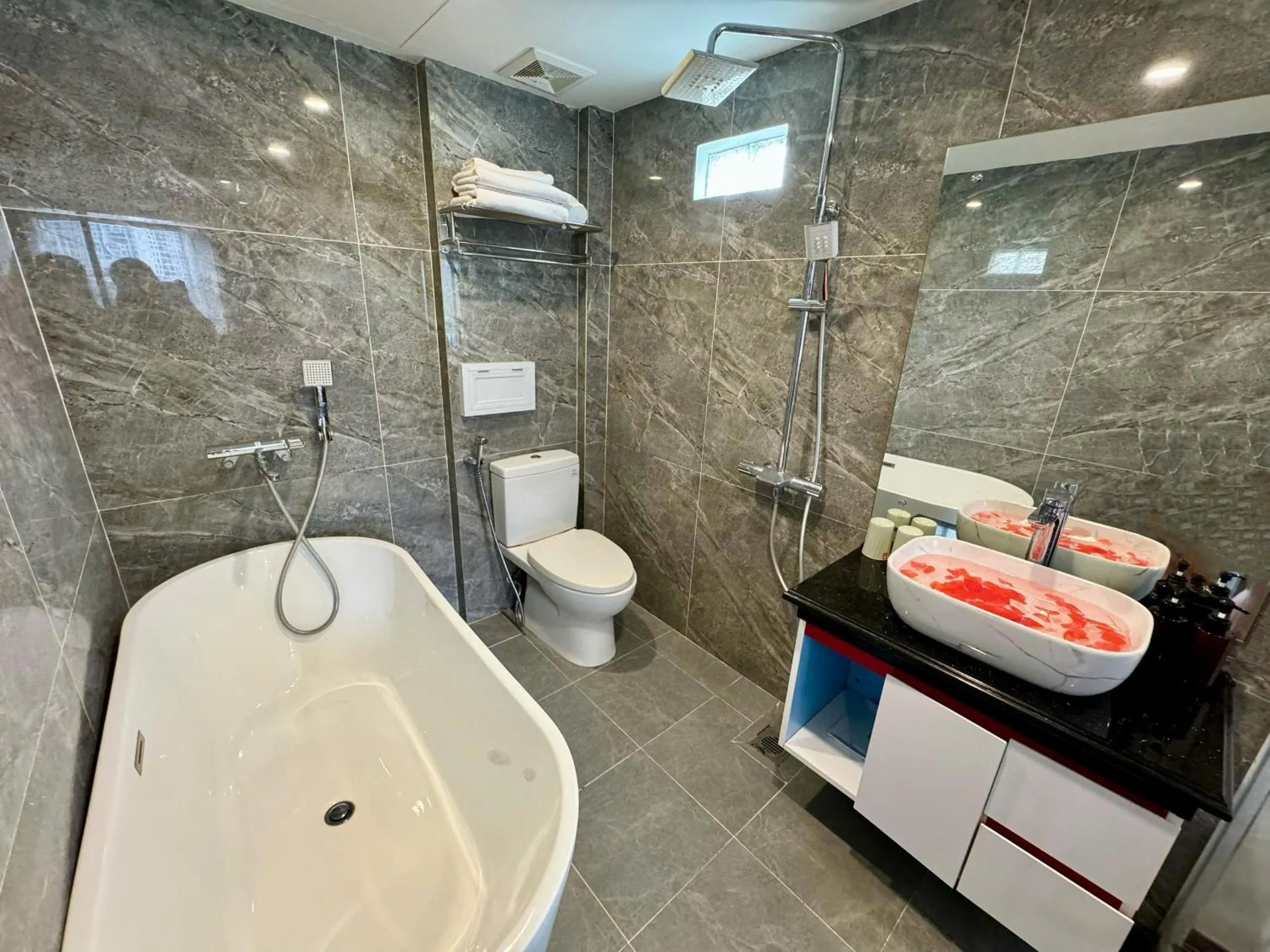 Shower in Hoàng Gia Hotel Nhân Hòa