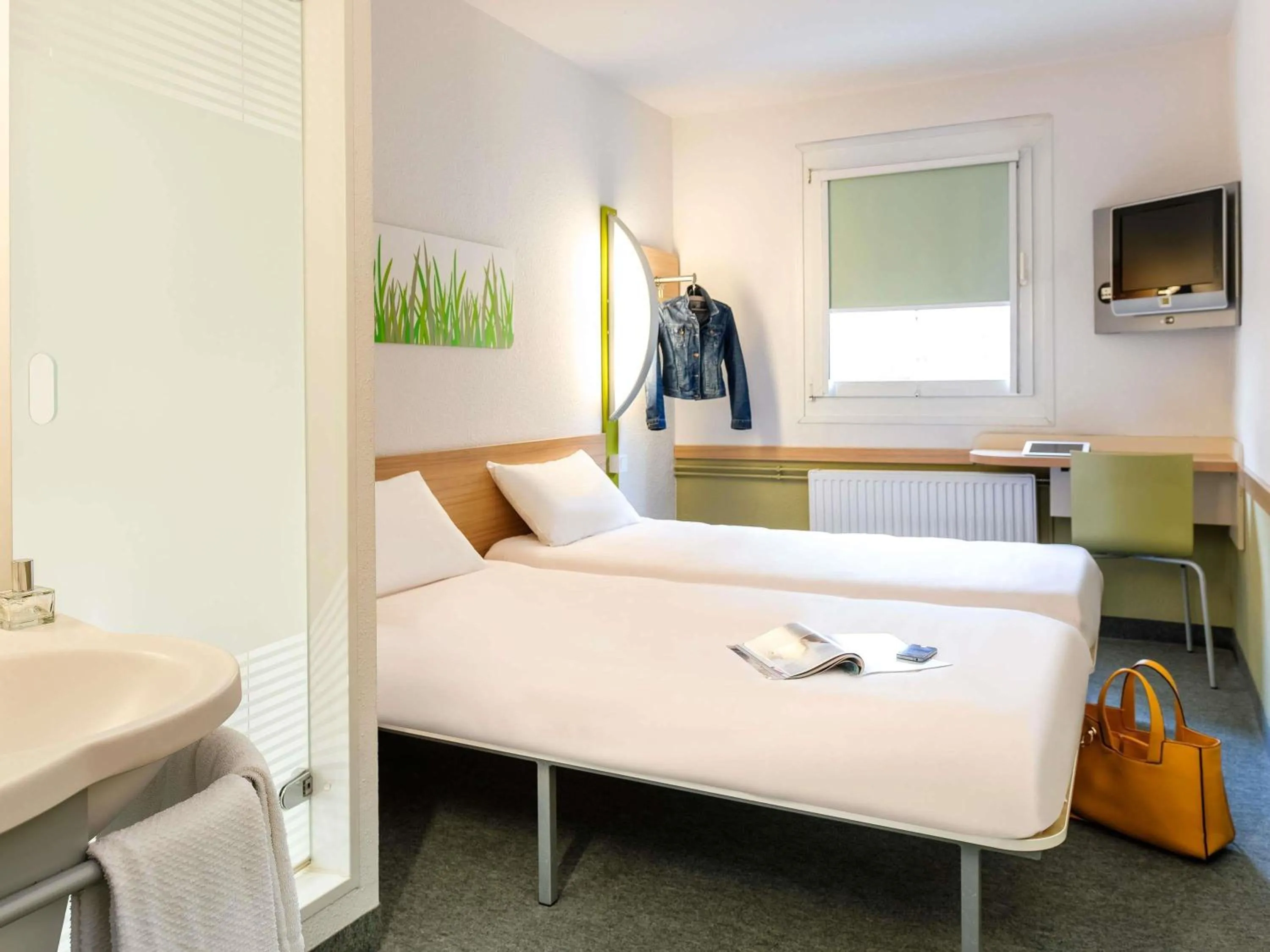 Property building, Bed in Ibis Budget Dole-Choisey