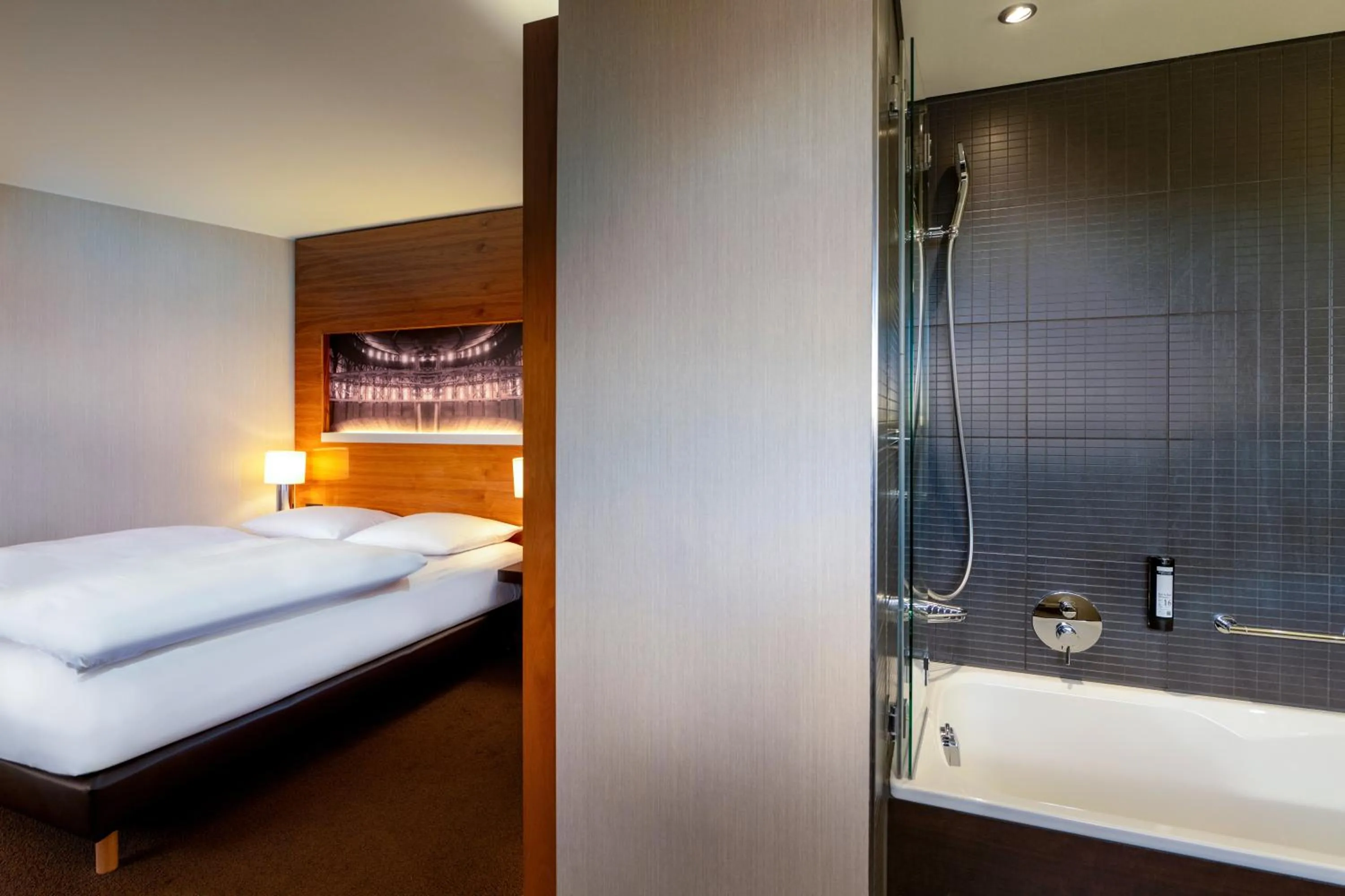 Bathroom, Bed in MÖVENPICK Hotel Hamburg City