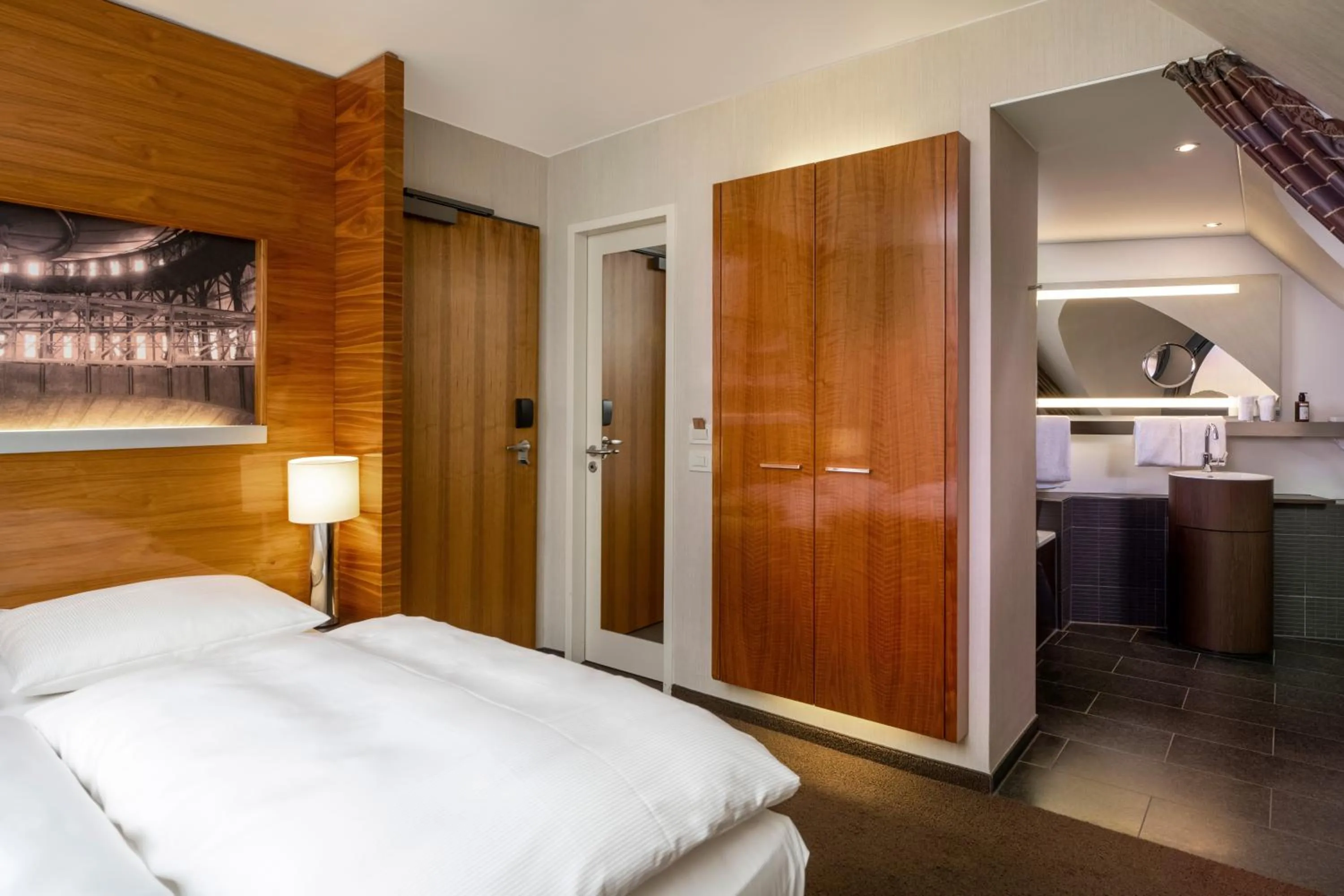 Photo of the whole room, Bed in MÖVENPICK Hotel Hamburg City