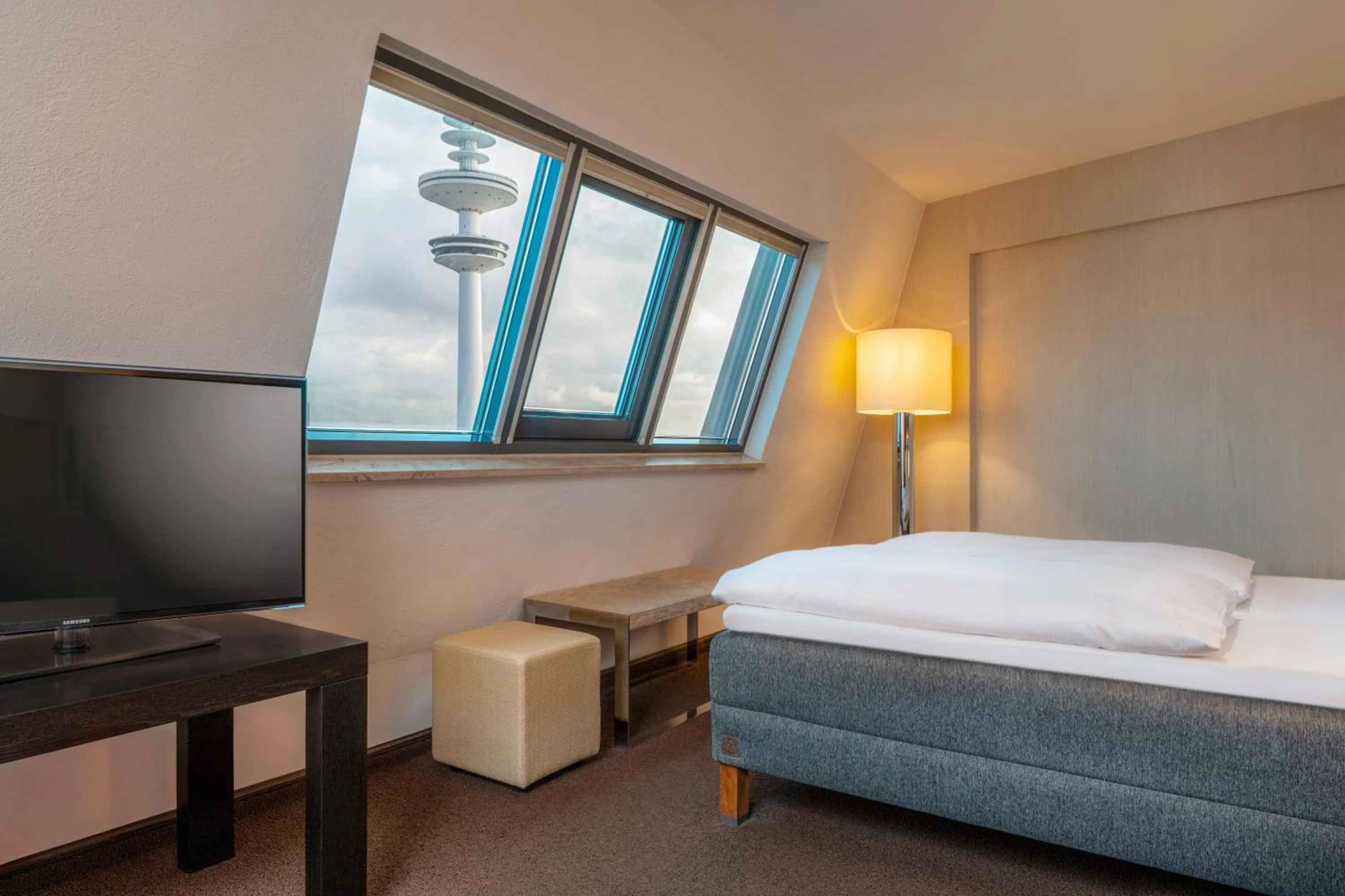 Landmark view, Bed in MÖVENPICK Hotel Hamburg City