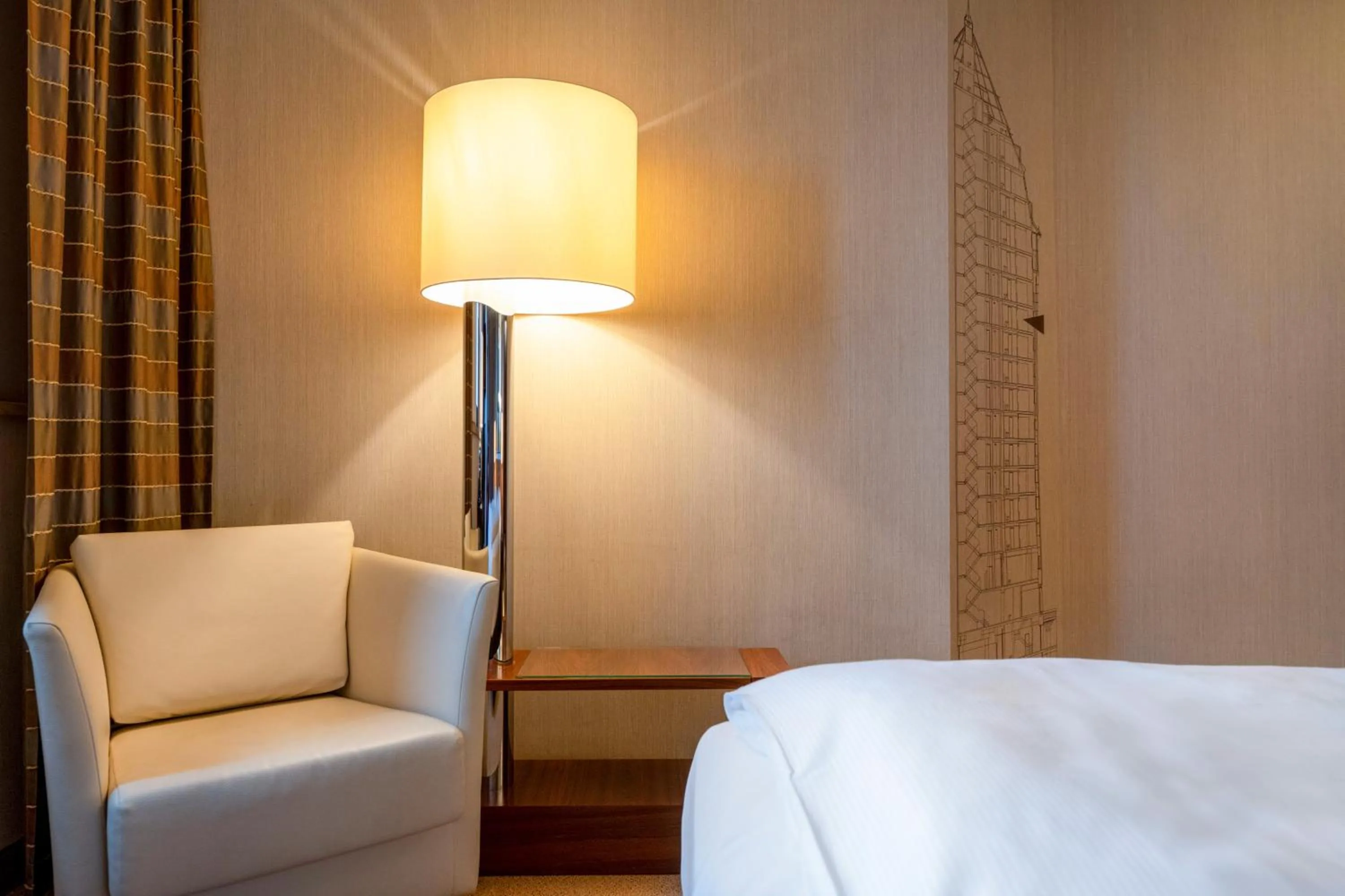 Living room, Bed in MÖVENPICK Hotel Hamburg City