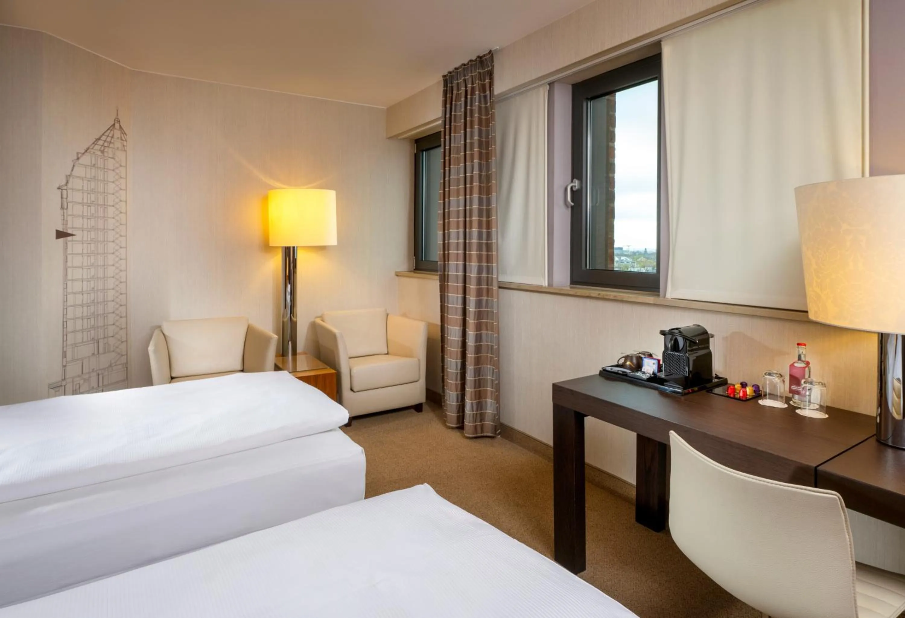 Landmark view, Bed in MÖVENPICK Hotel Hamburg City