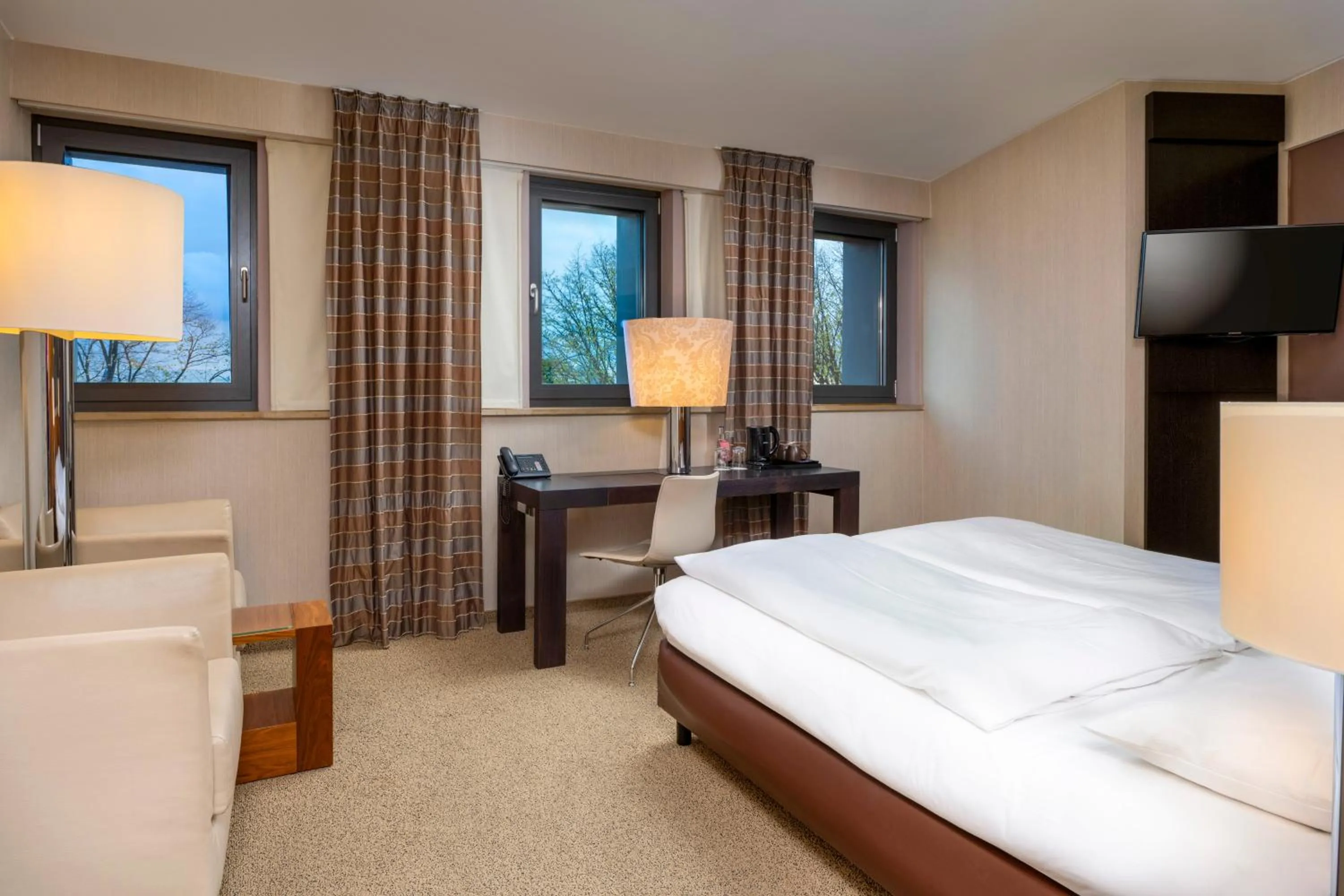 Coffee/tea facilities, Bed in MÖVENPICK Hotel Hamburg City