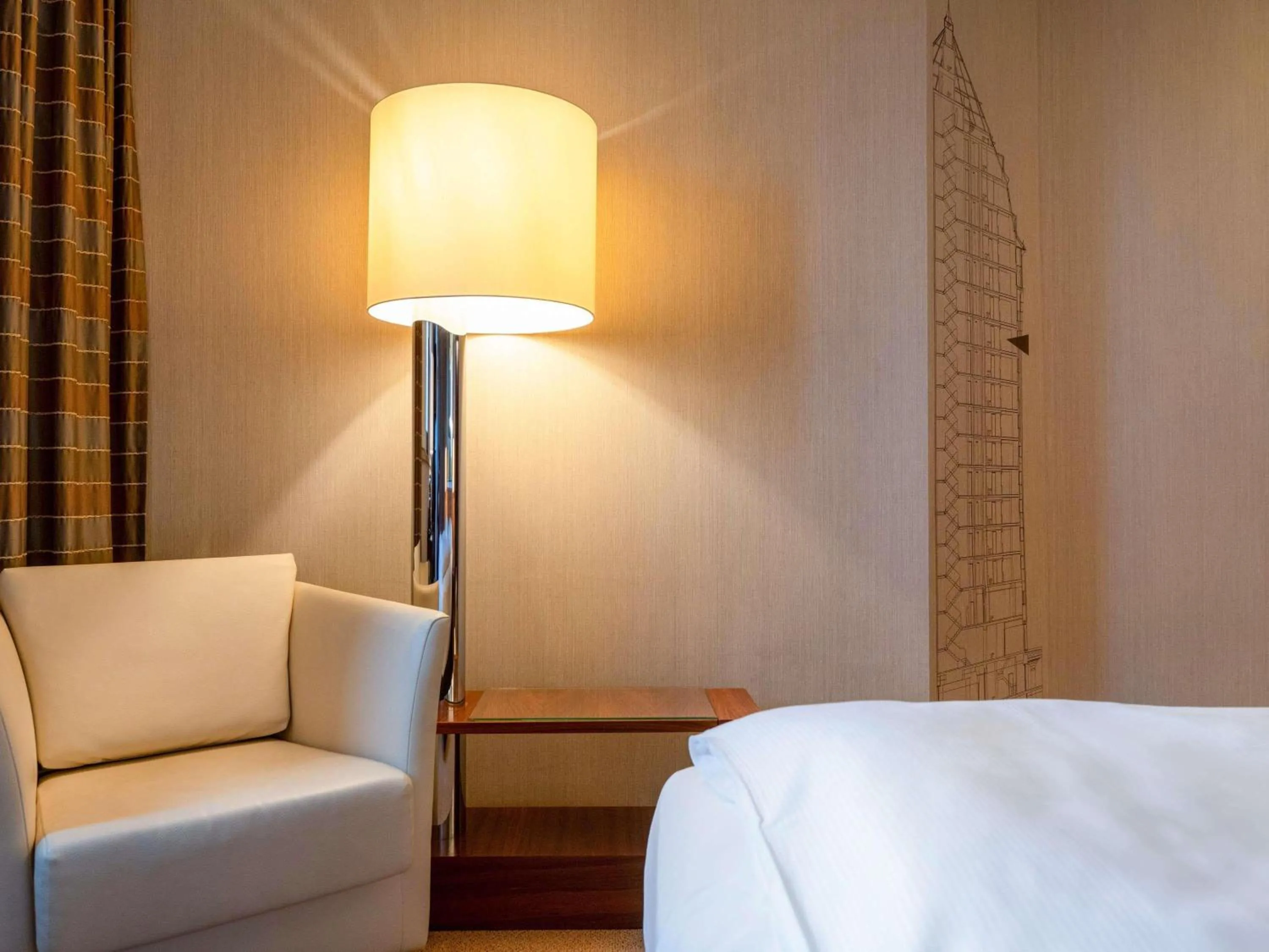 Bedroom, Bed in MÖVENPICK Hotel Hamburg City