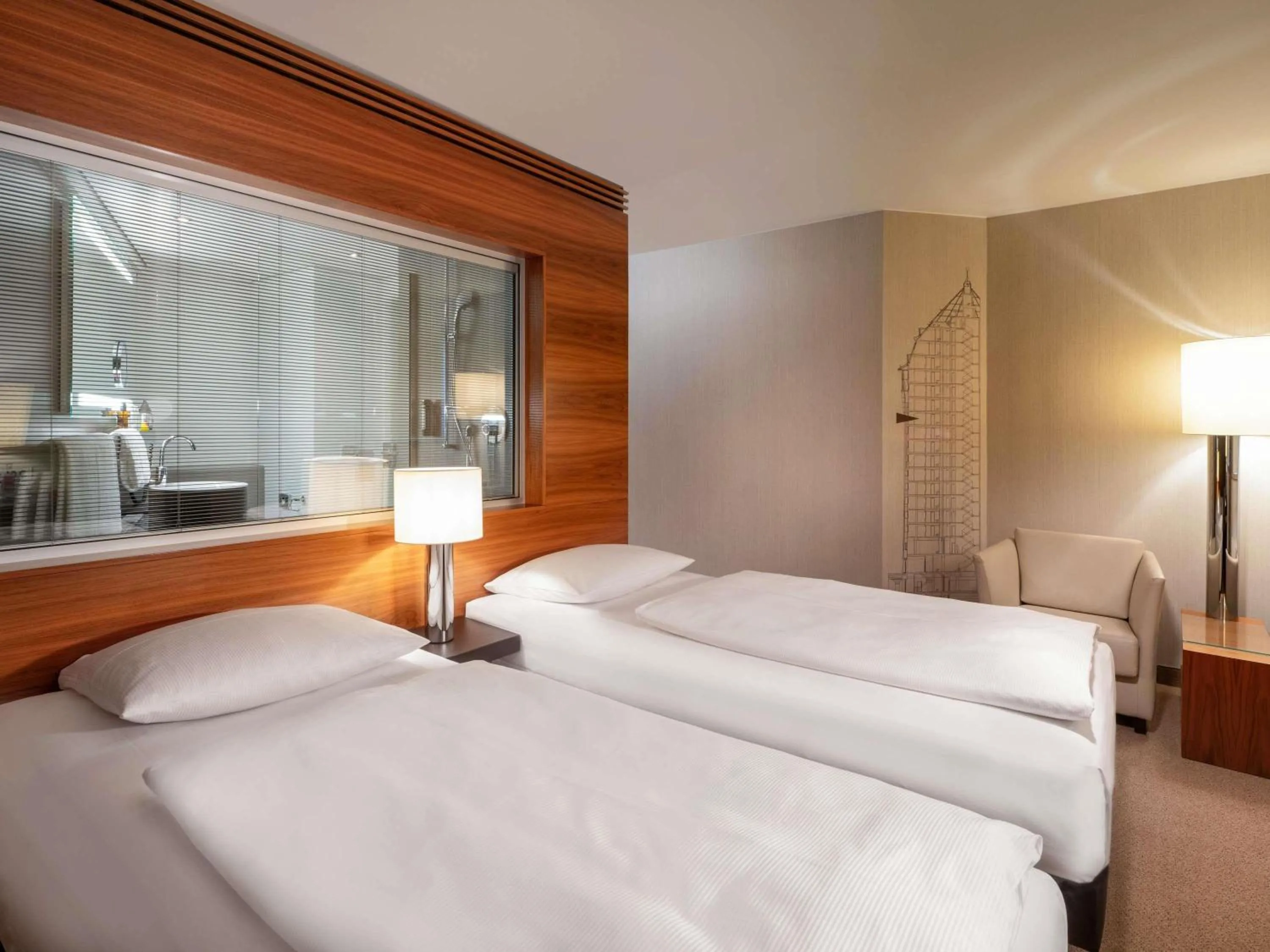 Bedroom, Bed in MÖVENPICK Hotel Hamburg City