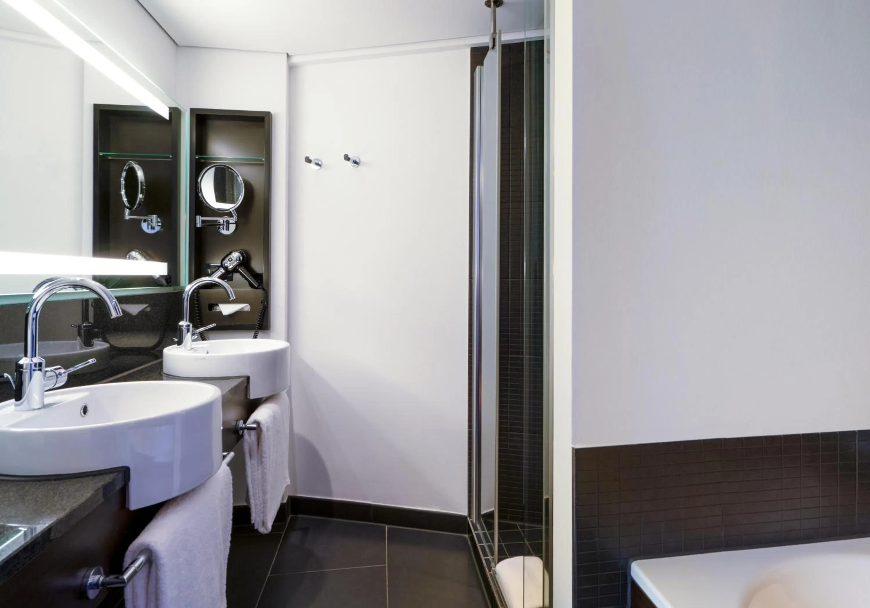 Toilet, Bed in MÖVENPICK Hotel Hamburg City