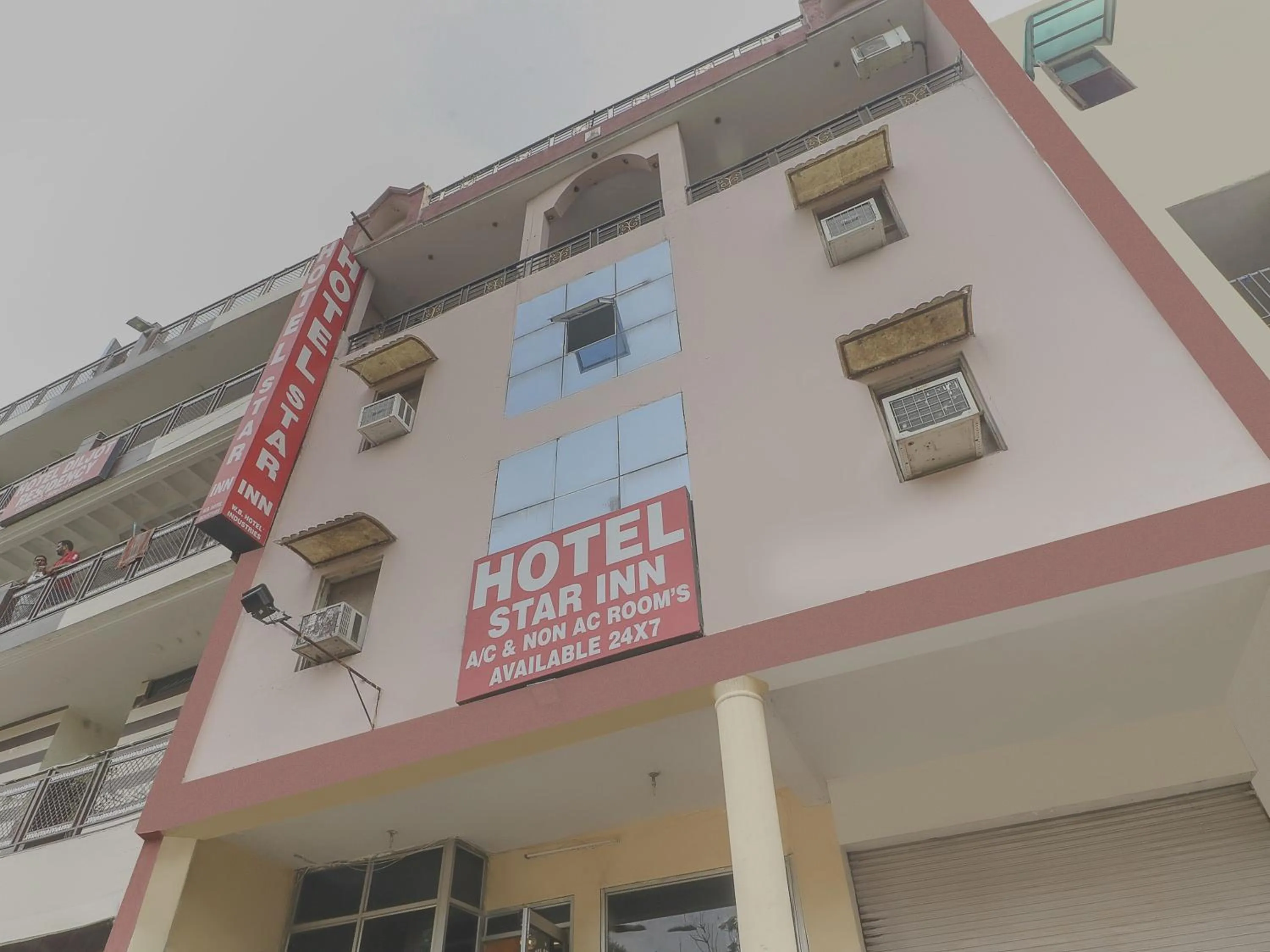 Facade/entrance in Hotel Star Inn