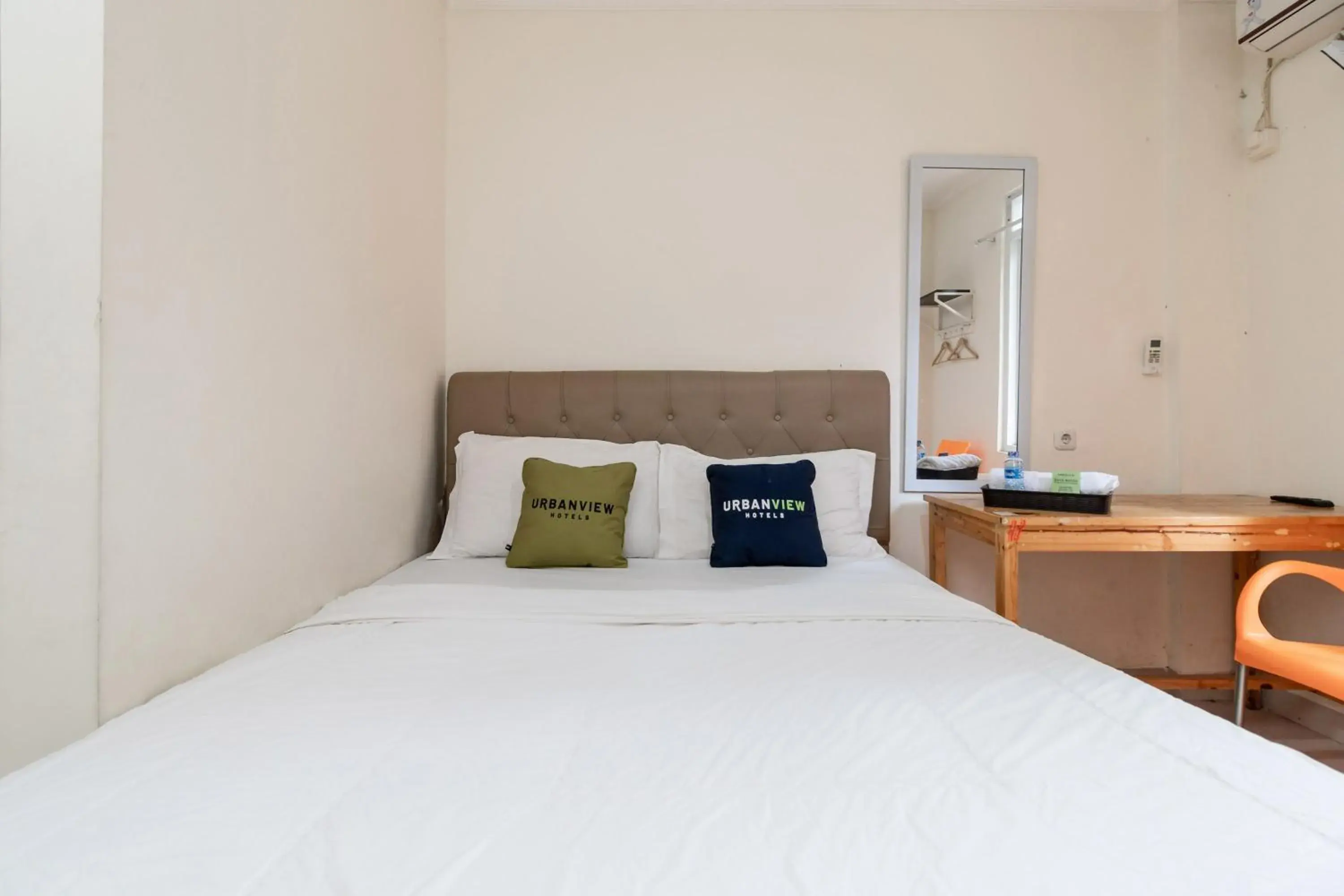 Bed in Urbanview Hotel Minongga Pondok Labu by RedDoorz Bed in Urbanview Hotel Minongga Pondok Labu by RedDoorz