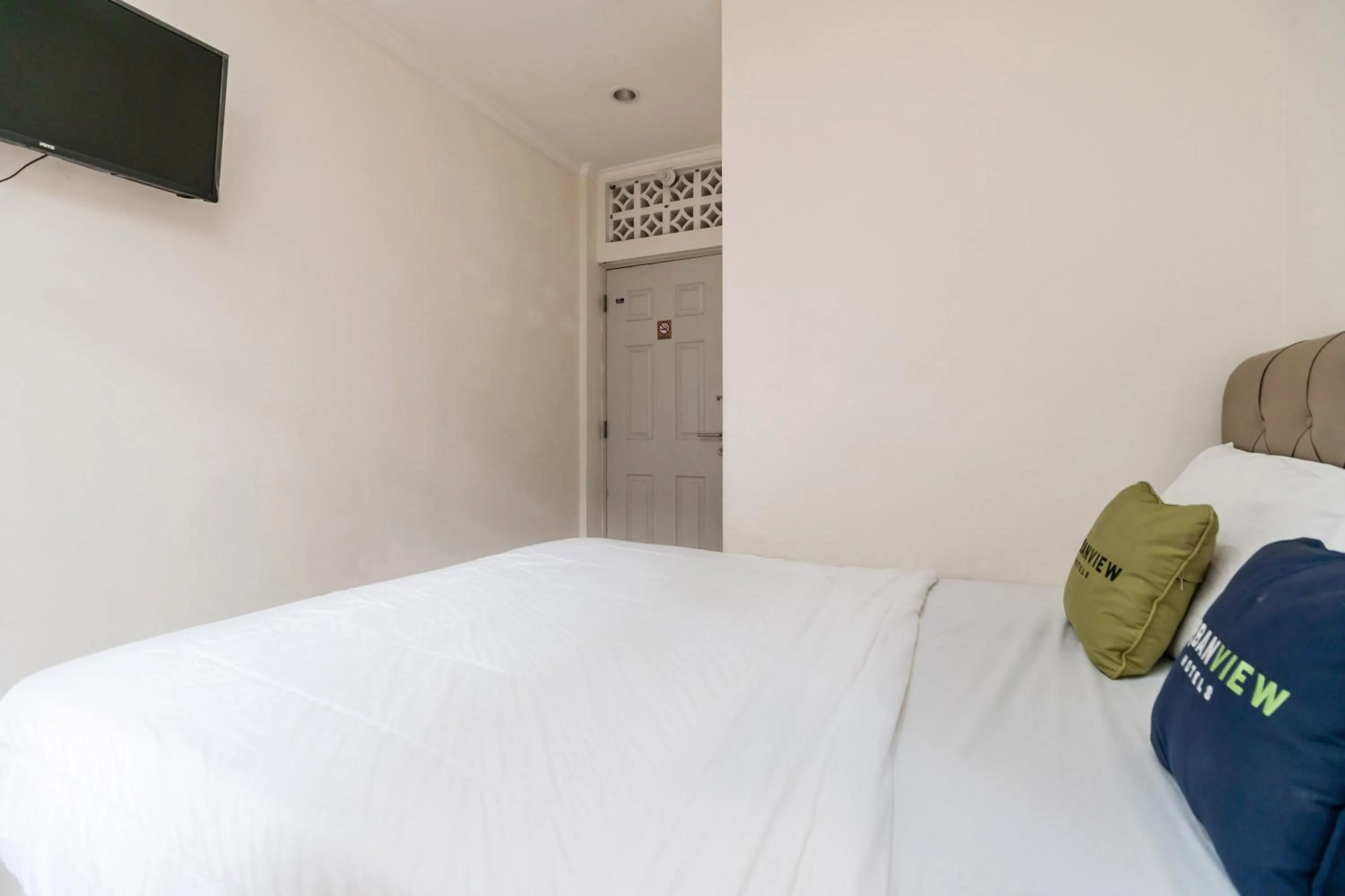 Bed in Urbanview Hotel Minongga Pondok Labu by RedDoorz