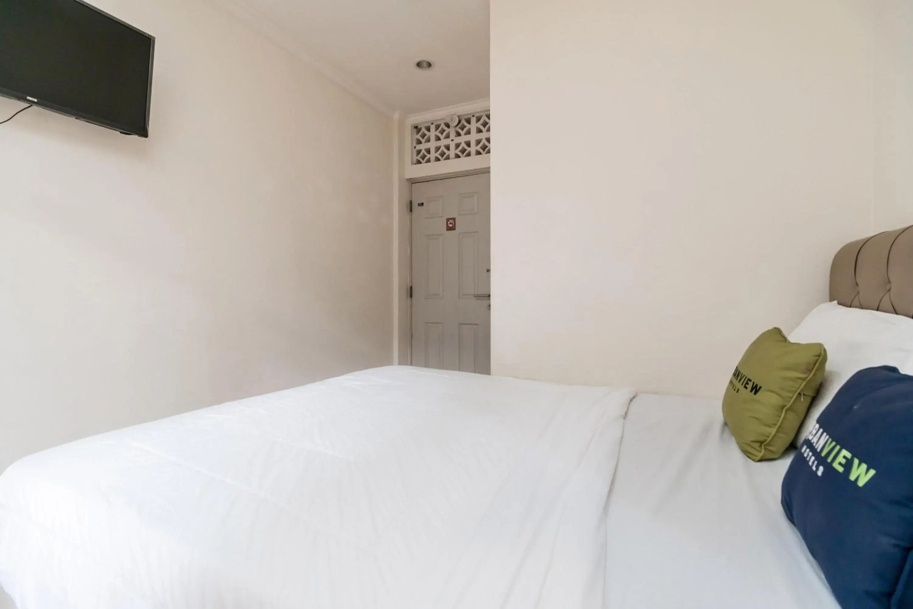 Bed in Urbanview Hotel Minongga Pondok Labu by RedDoorz Bed in Urbanview Hotel Minongga Pondok Labu by RedDoorz