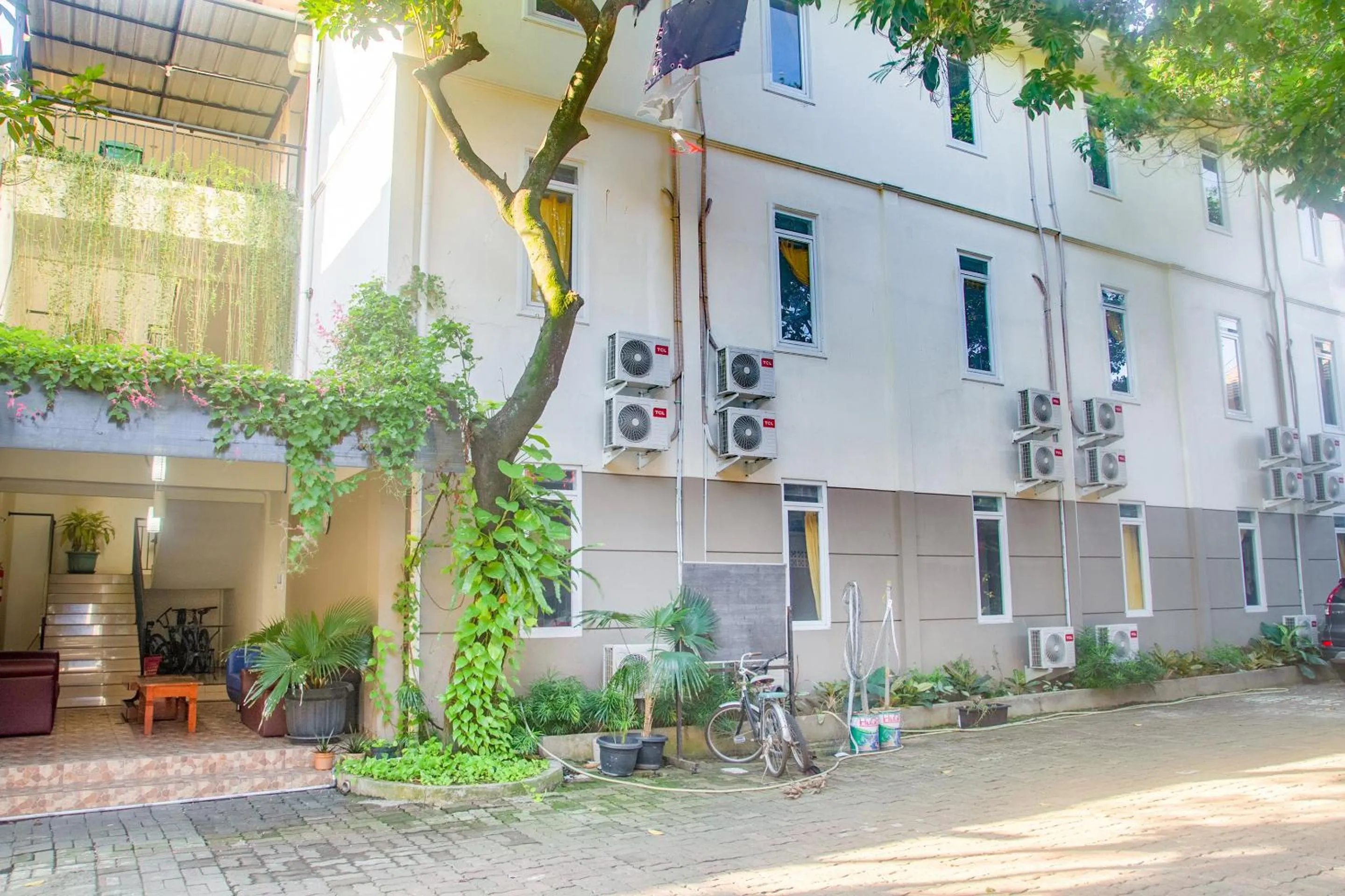 Facade/entrance in Urbanview Hotel Minongga Pondok Labu by RedDoorz